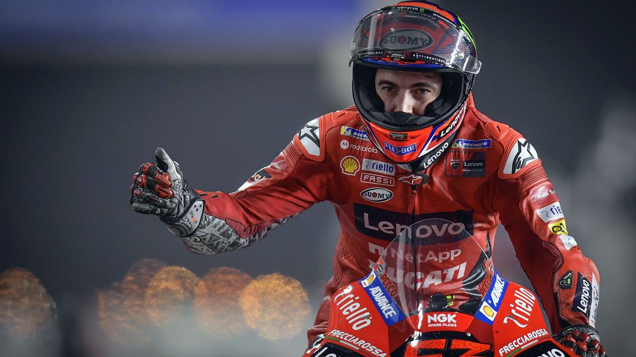 Pecco Bagnaia celebra la tercera posición en el Gran Premio de Qatar.