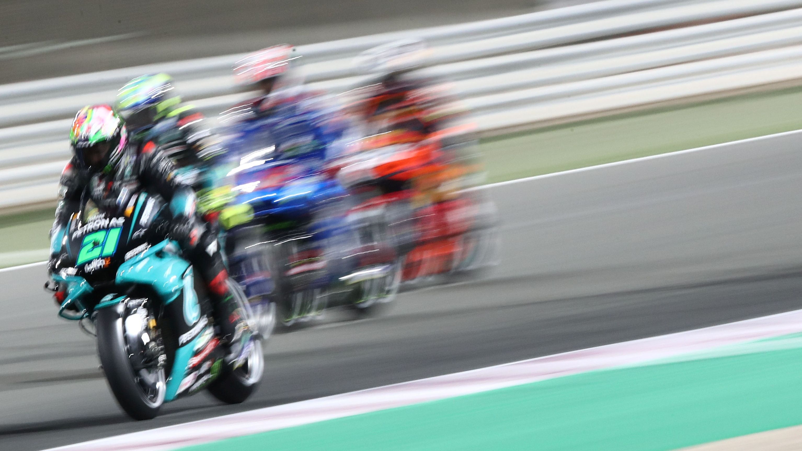 Franco Morbidelli apura una frenada al inicio de la carrera