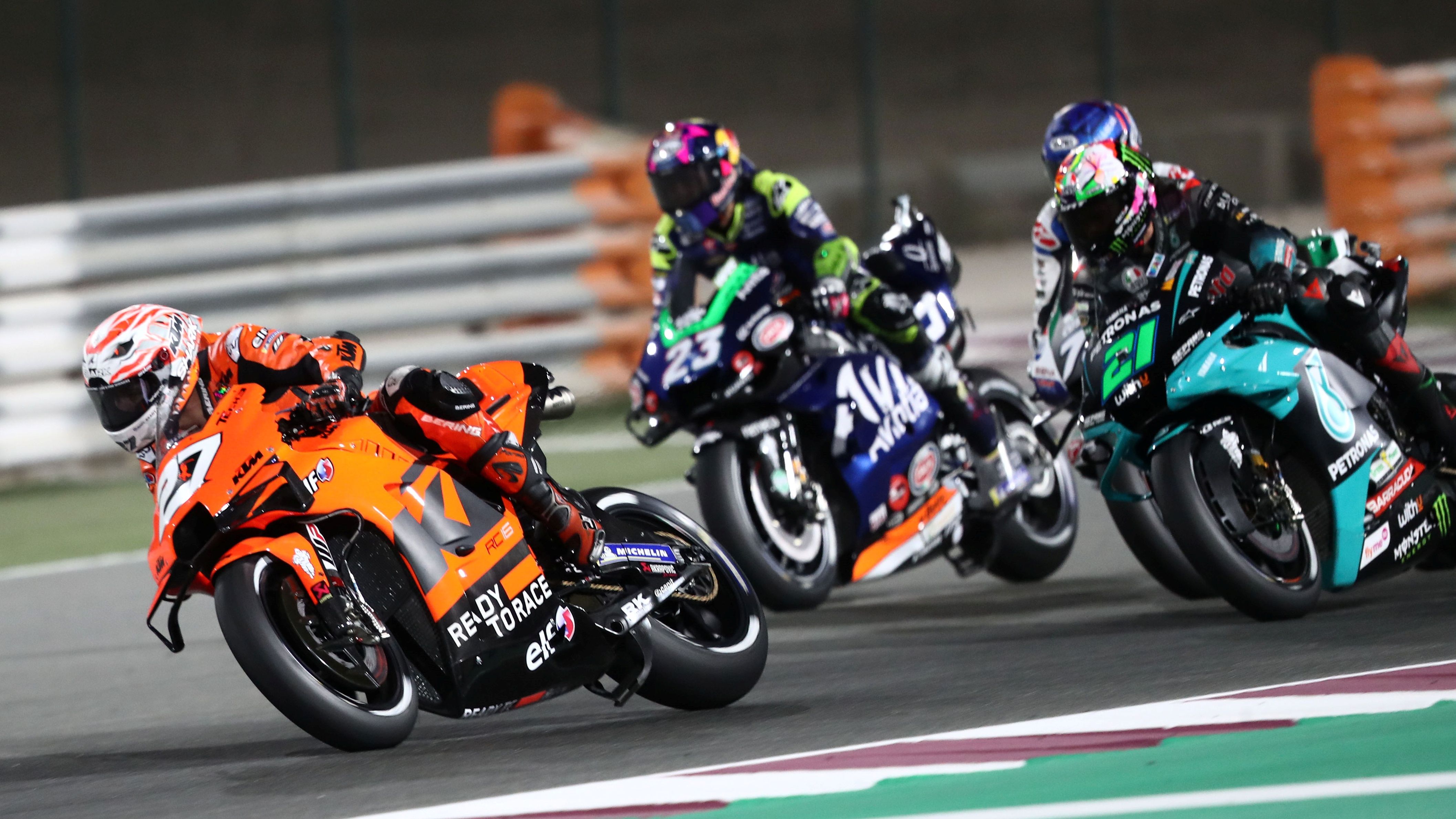 Iker Lecuona entra en curva mientras Enea Bastianini, Álex Márquez y Franco Morbidelli frenan en paralelo