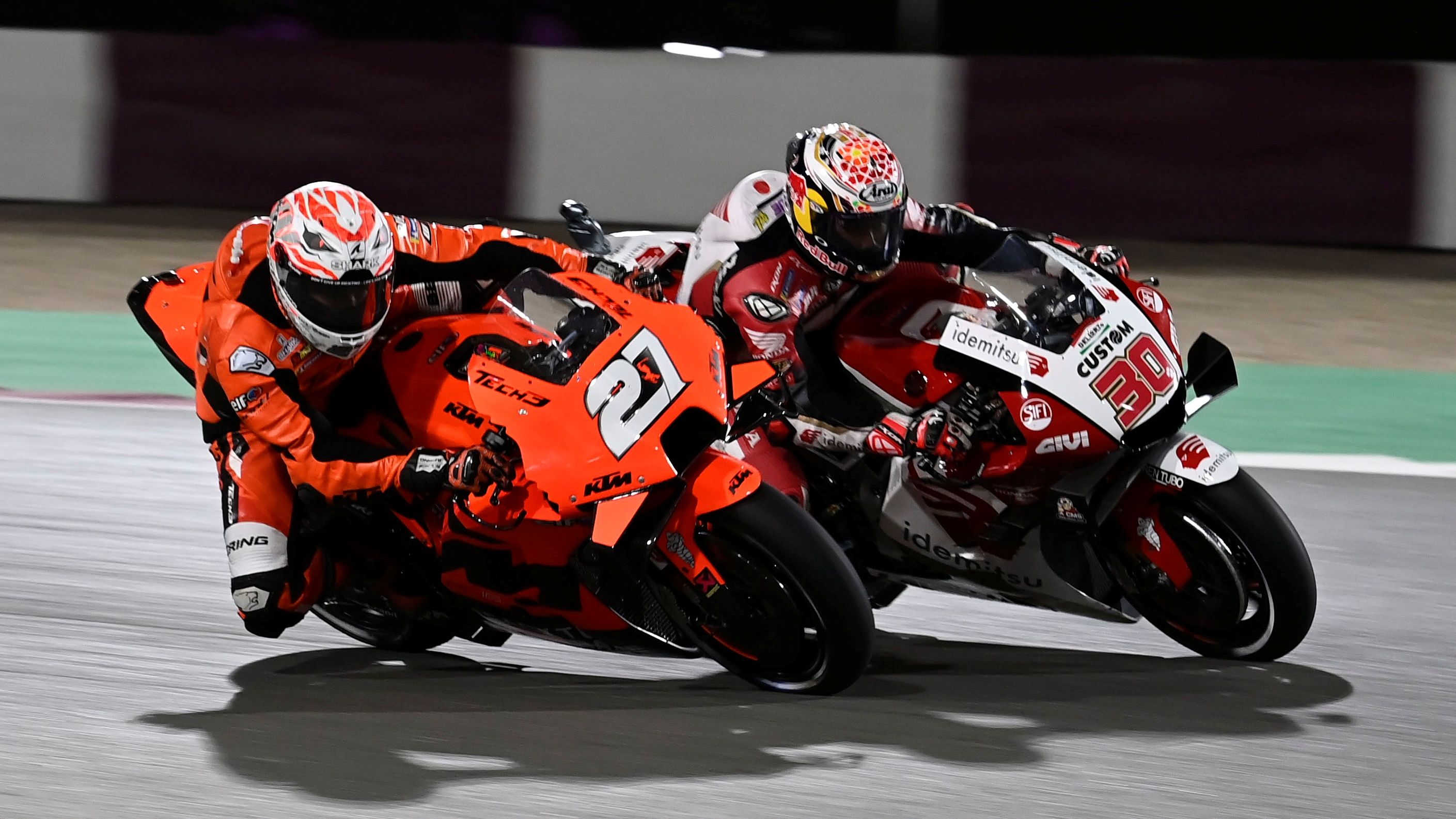 Iker Lecuona se mete por el interior de Takaaki Nakagami