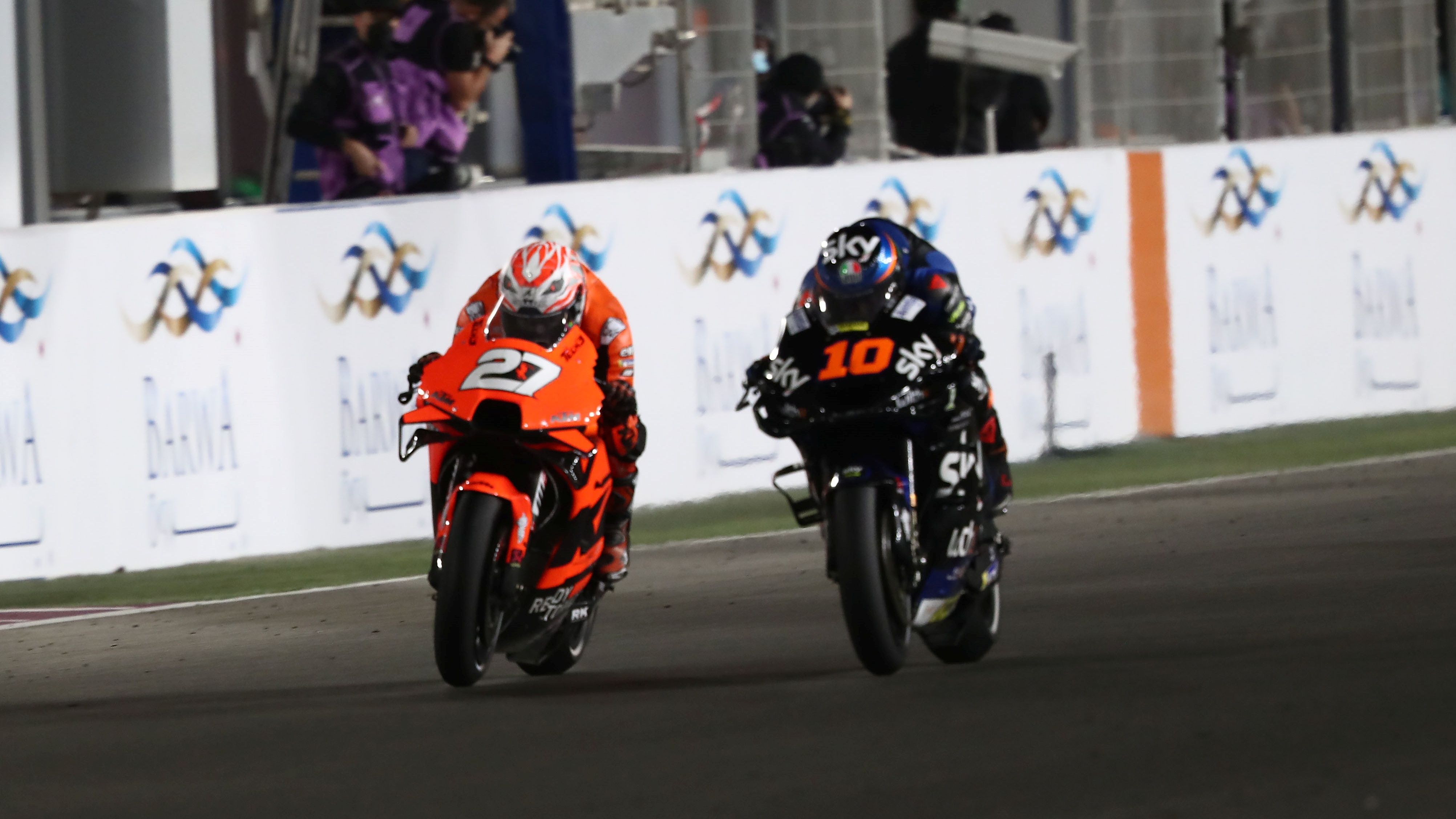 Iker Lecuona y Luca Marini luchan por la posición en la recta de meta