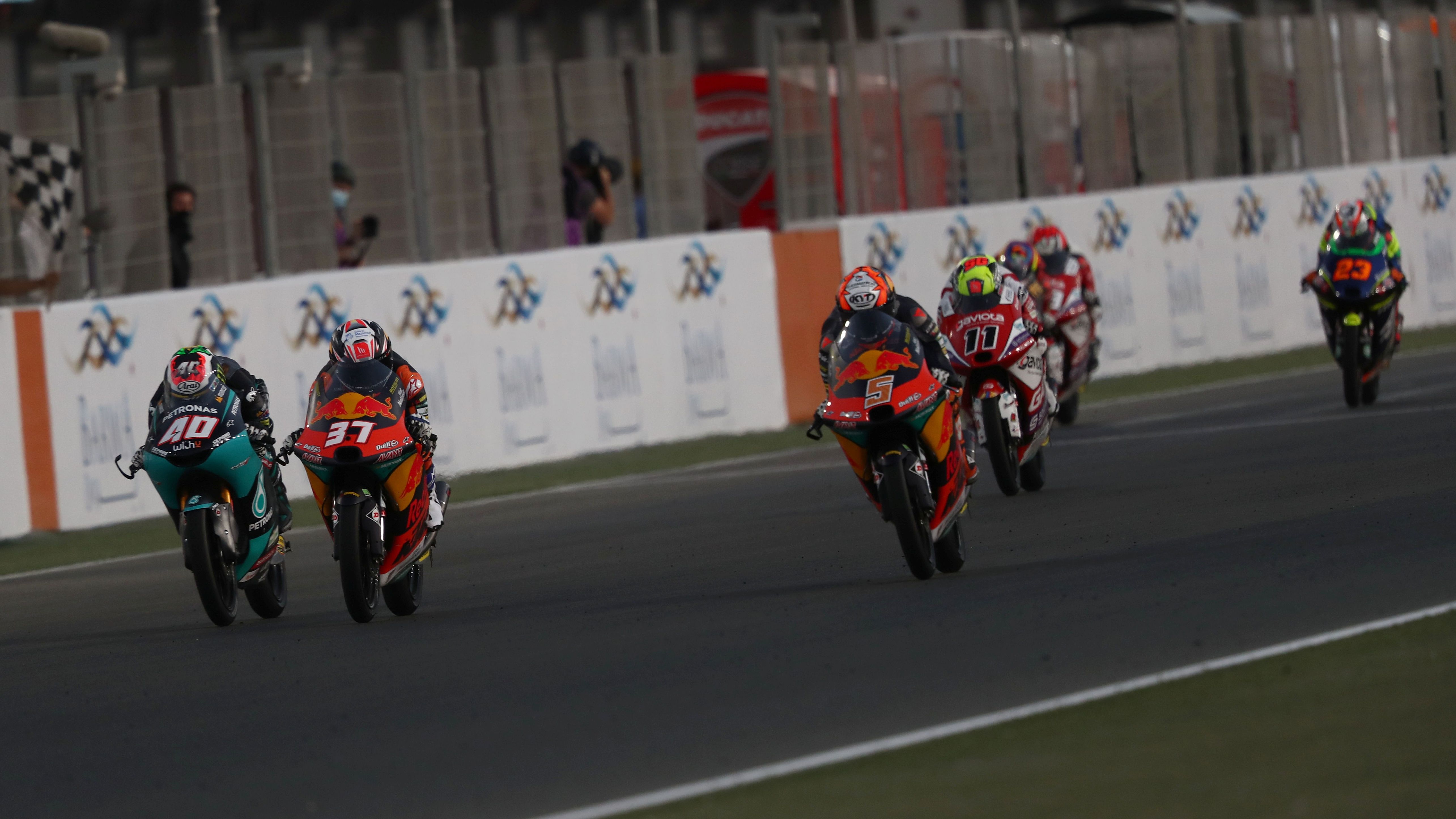 Jaume Masià tras cruzar la meta como ganador ante Pedro Acosta y Darryn Binder
