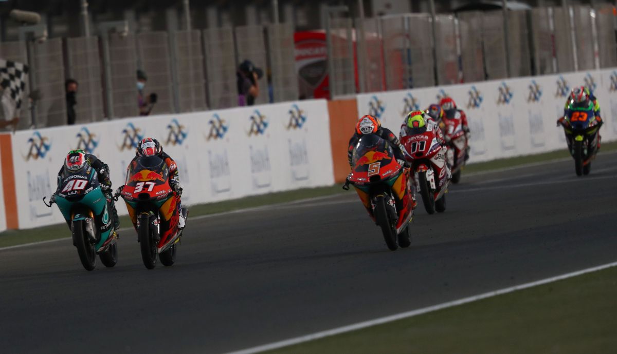 Jaume Masià tras cruzar la meta como ganador ante Pedro Acosta y Darryn Binder Jaume Masià tras cruzar la meta como ganador ante Pedro Acosta y Darryn Binder