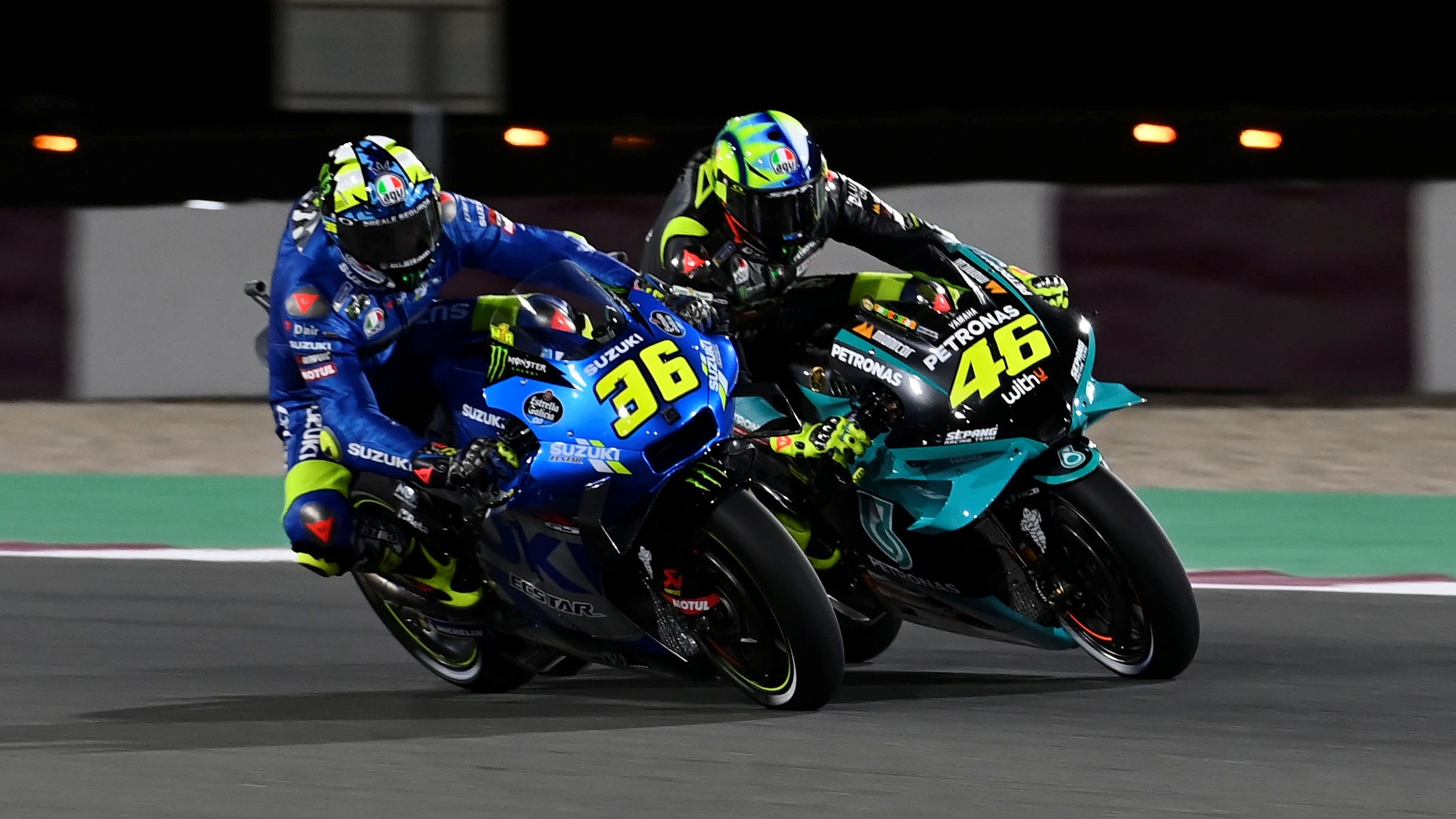 Joan Mir apura la frenada para superar a Valentino Rossi