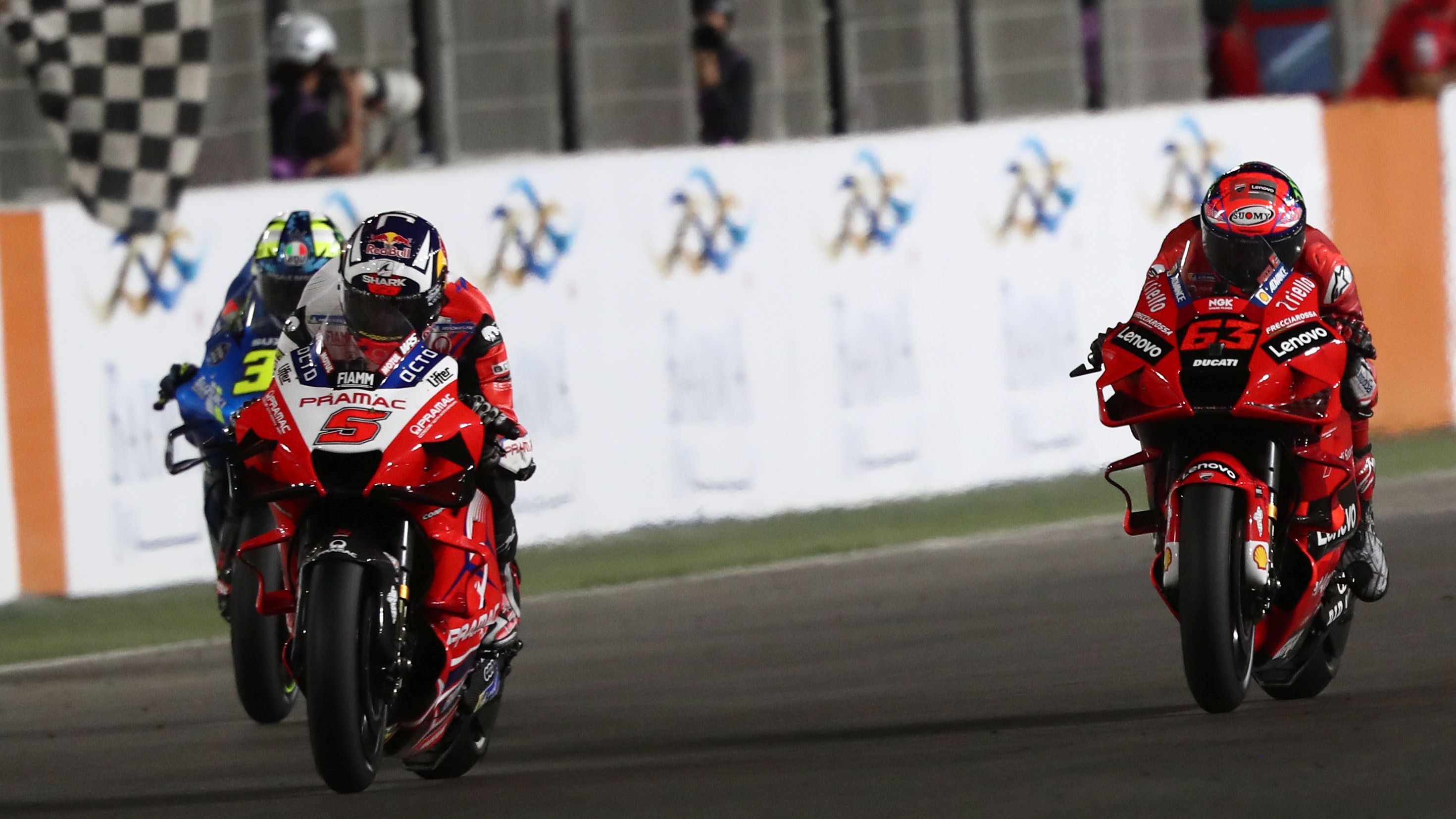 Johann Zarco entra en meta segundo delante de Pecco Bagnaia y Joan MIr