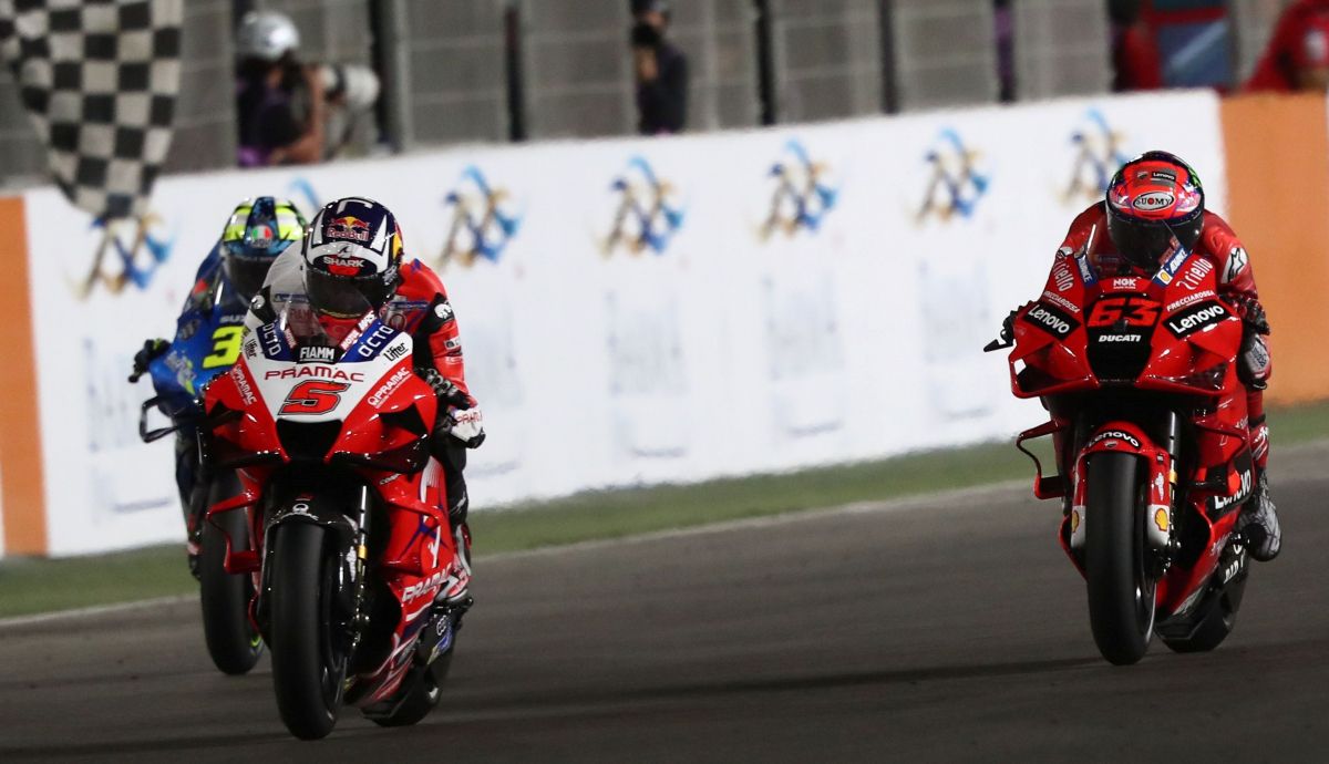 Johann Zarco entra en meta segundo delante de Pecco Bagnaia y Joan MIr Johann Zarco entra en meta segundo delante de Pecco Bagnaia y Joan MIr