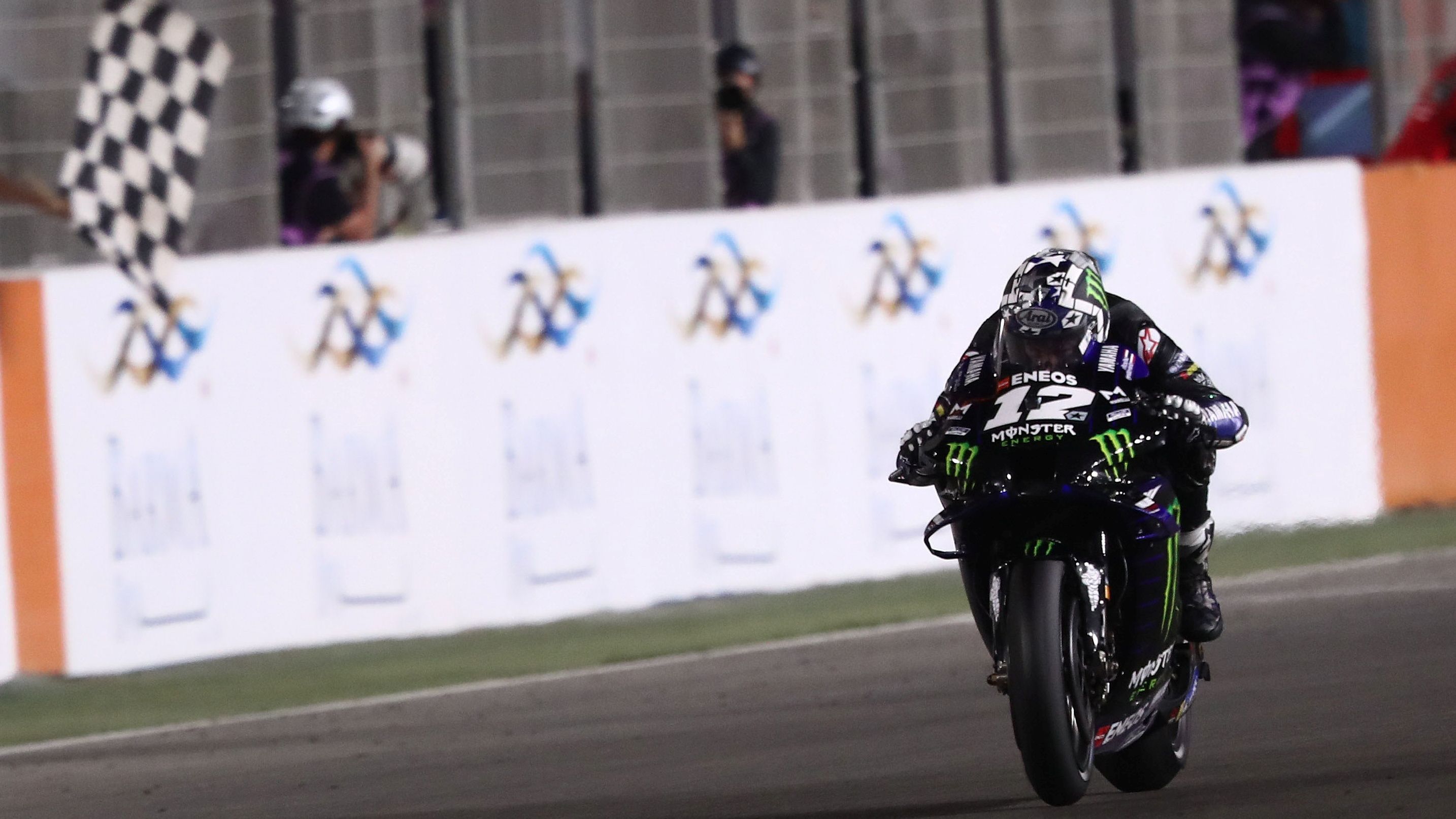 Maverick Viñales cruza la lína de meta como vencedor del GP de Qatar 2021