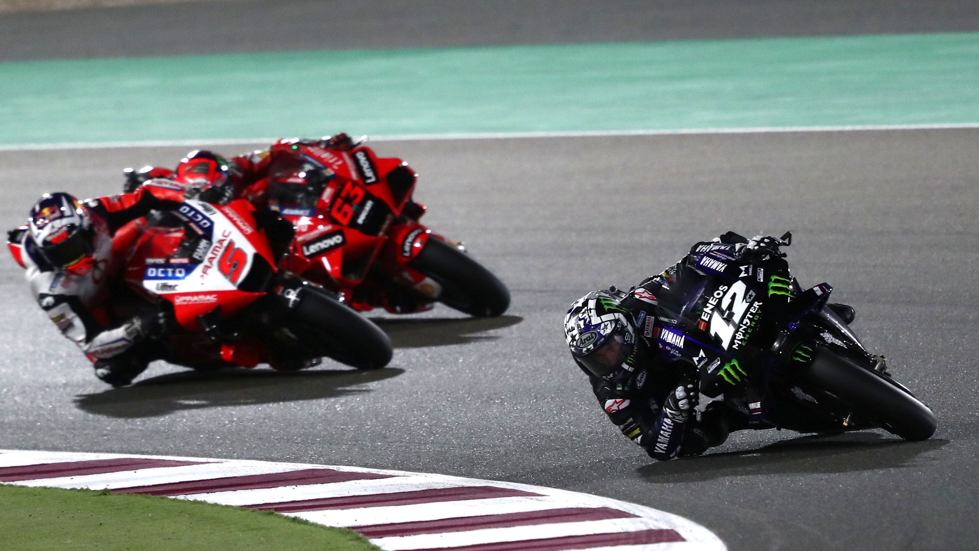 Maverick Viñales intenta escaparse mientras Johann Zarco adelanta a Pecco Bagnaia