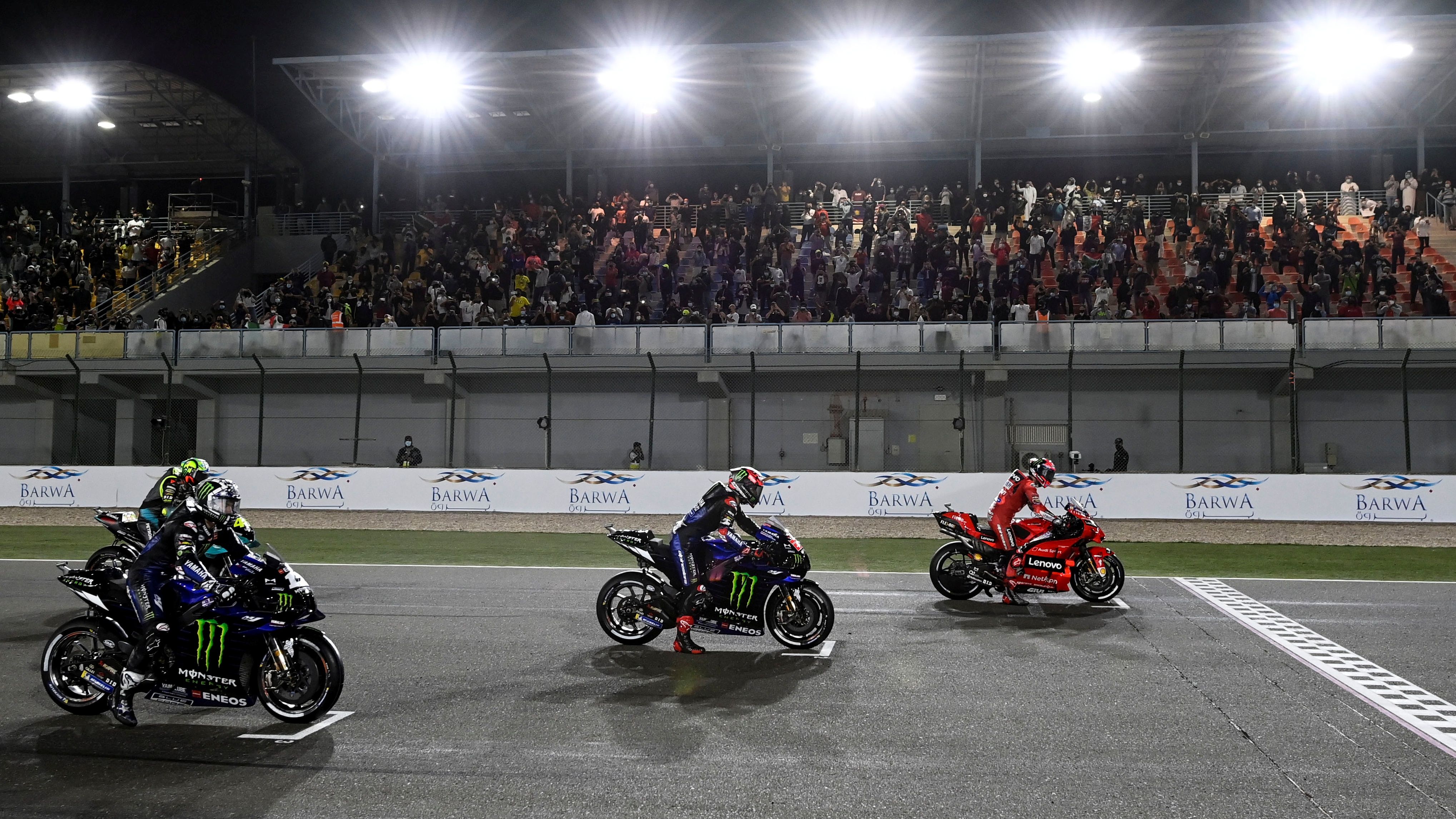 Momento de la salida con Pecco Bagnaia en pole delante de Fabio Quartararo, Maverick Viñales y Valentino Rossi