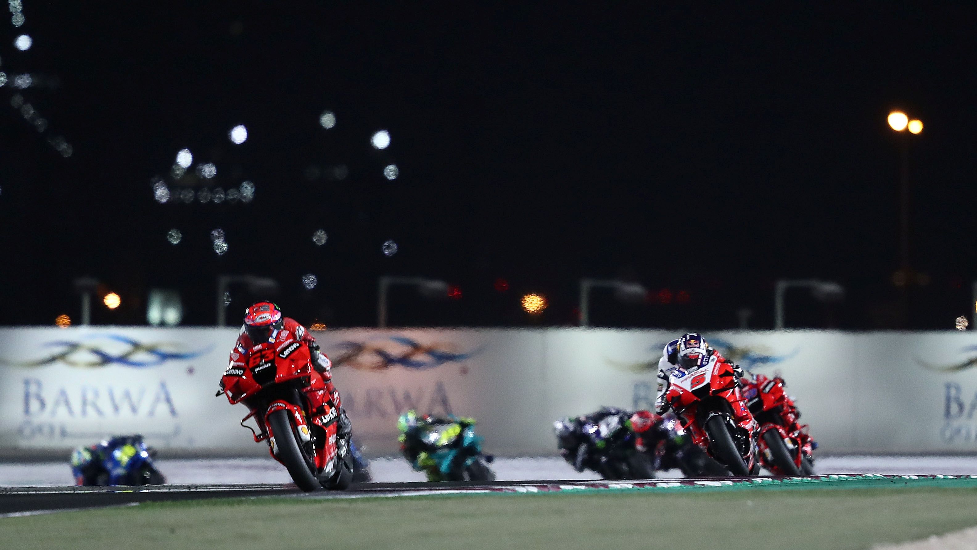 Pecco Bagnaia abre hueco sobre el grupo perseguidor que lidera Johann Zarco
