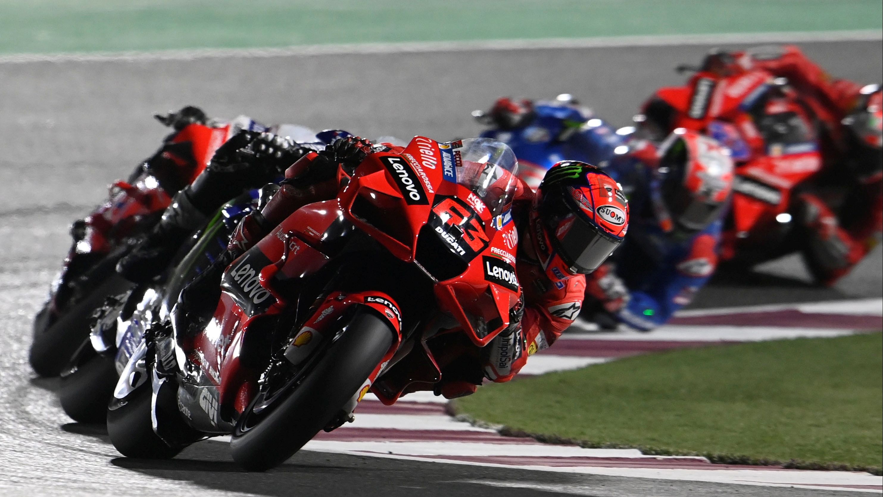 Pecco Bagnaia lidera el grupo al inicio de carrera