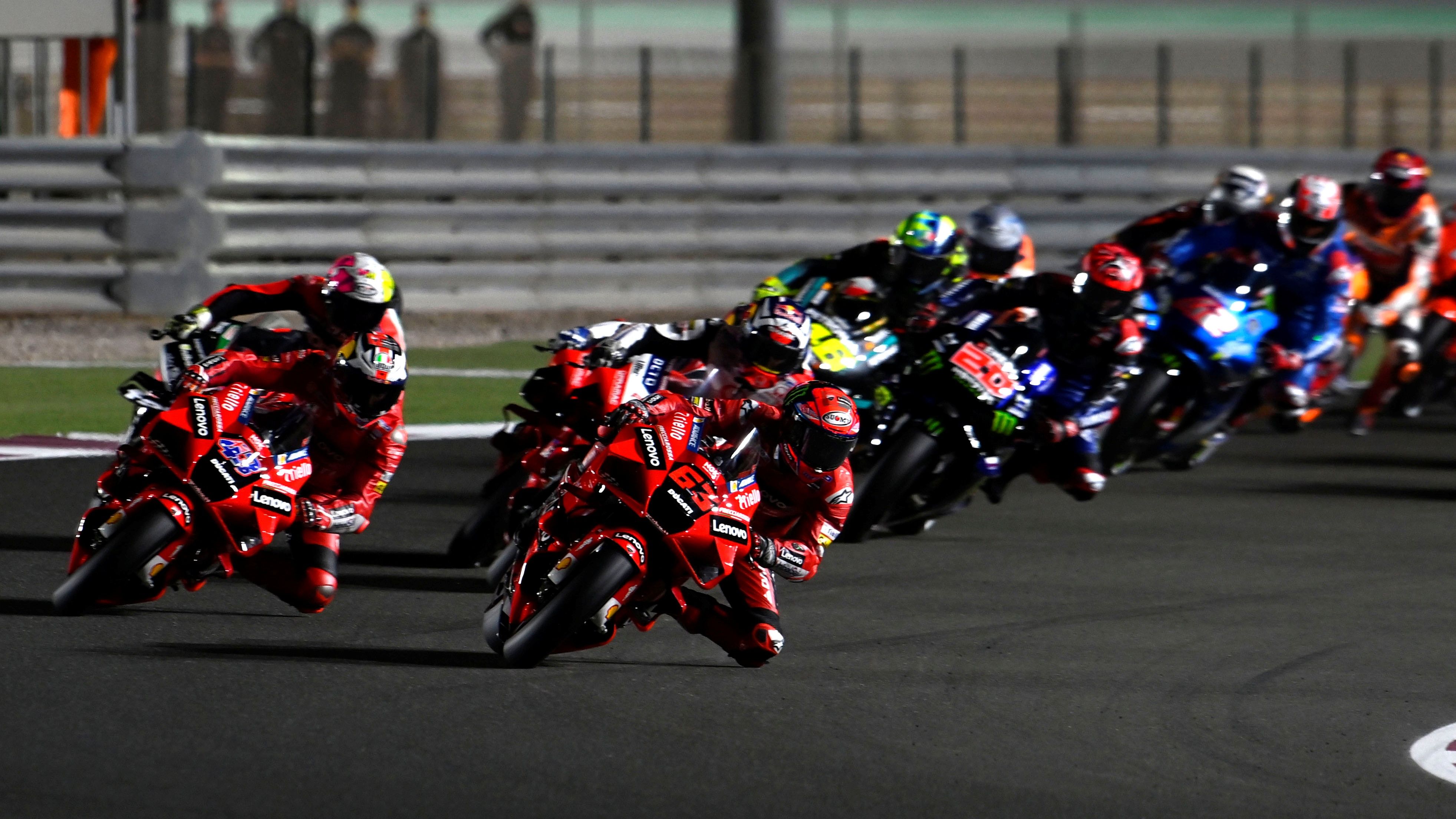 Pecco Bagnaia lidera tras la salida delante de su compañero Jack Miller