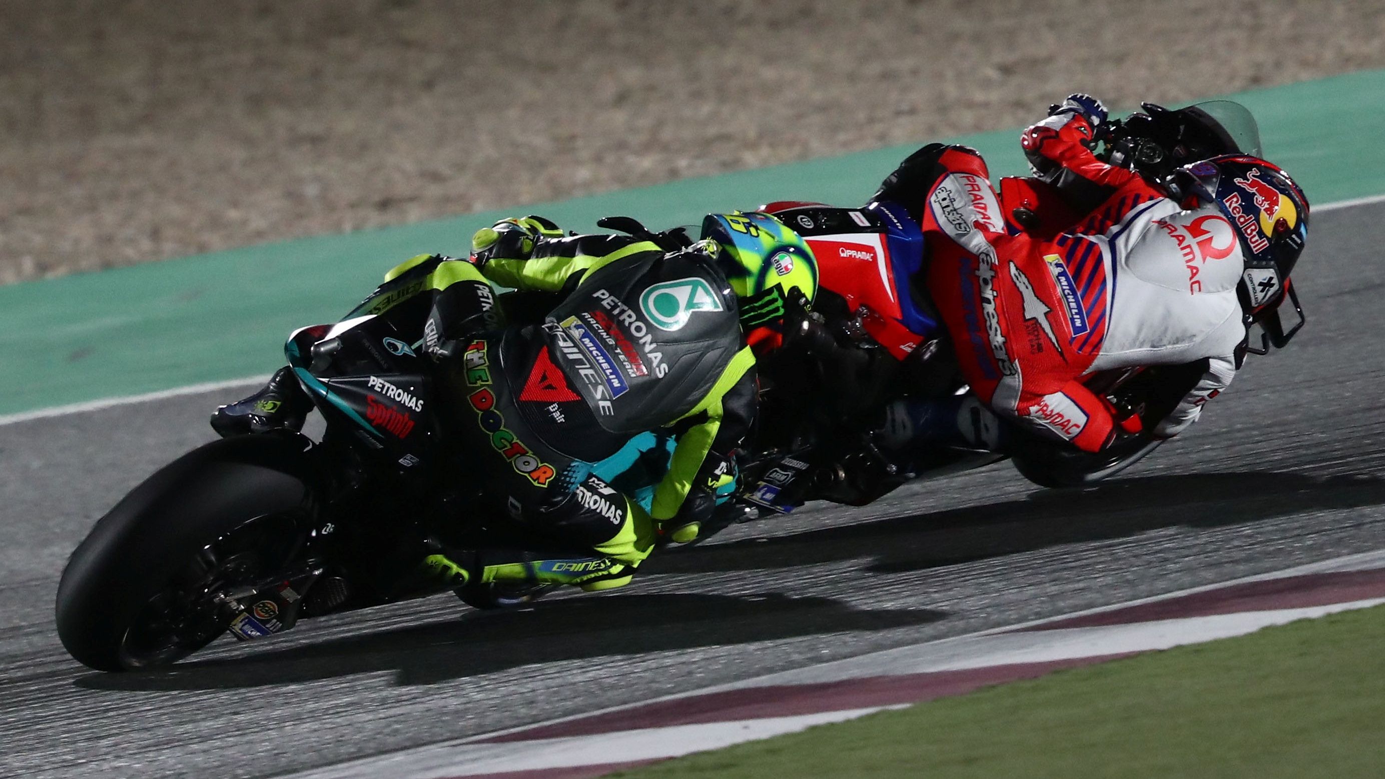 Valentino Rossi intenta colarse por el interior a Jorge Martín