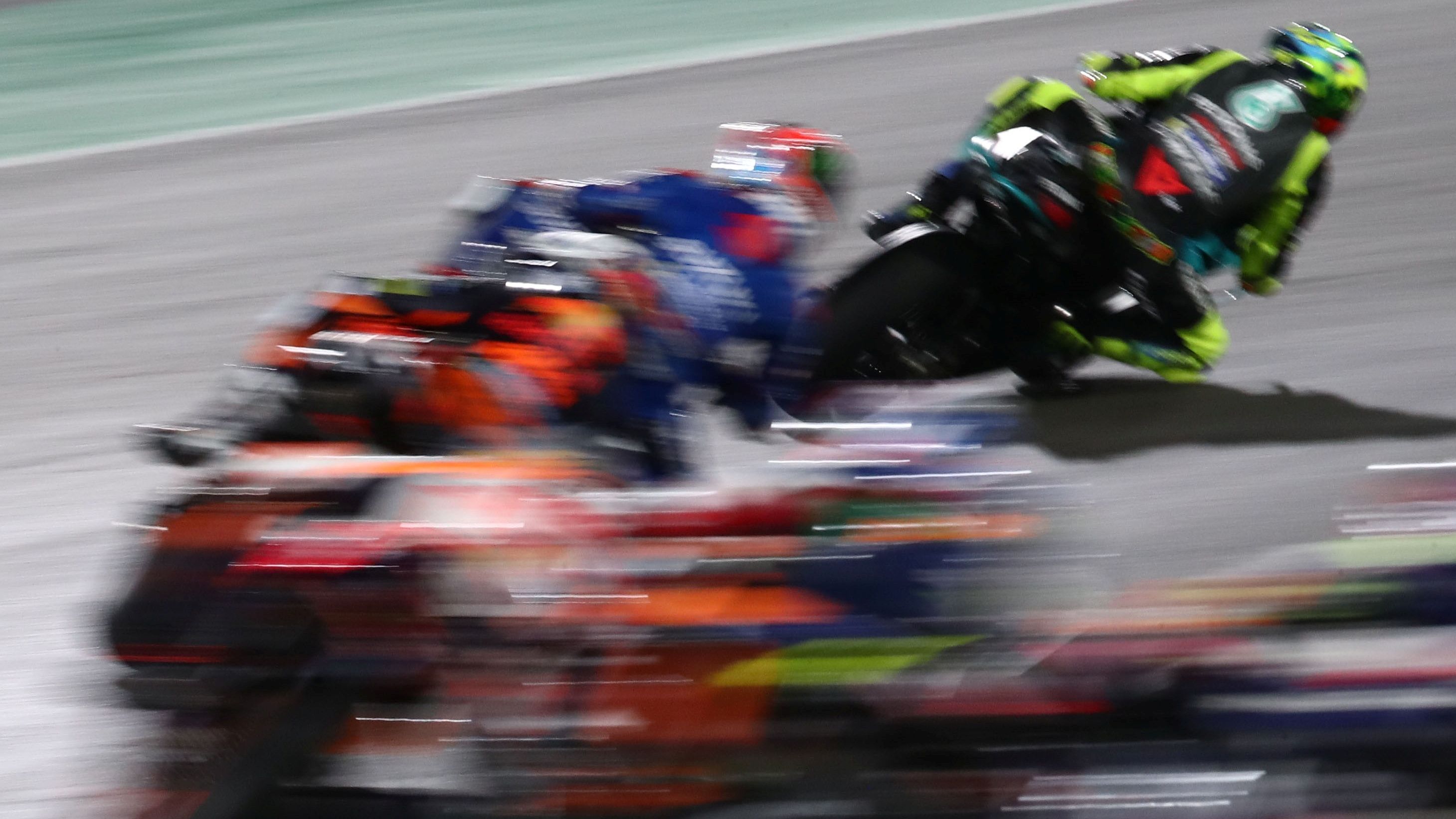 Valentino Rossi lidera un grupo de pilotos en los compases iniciales de la carrera