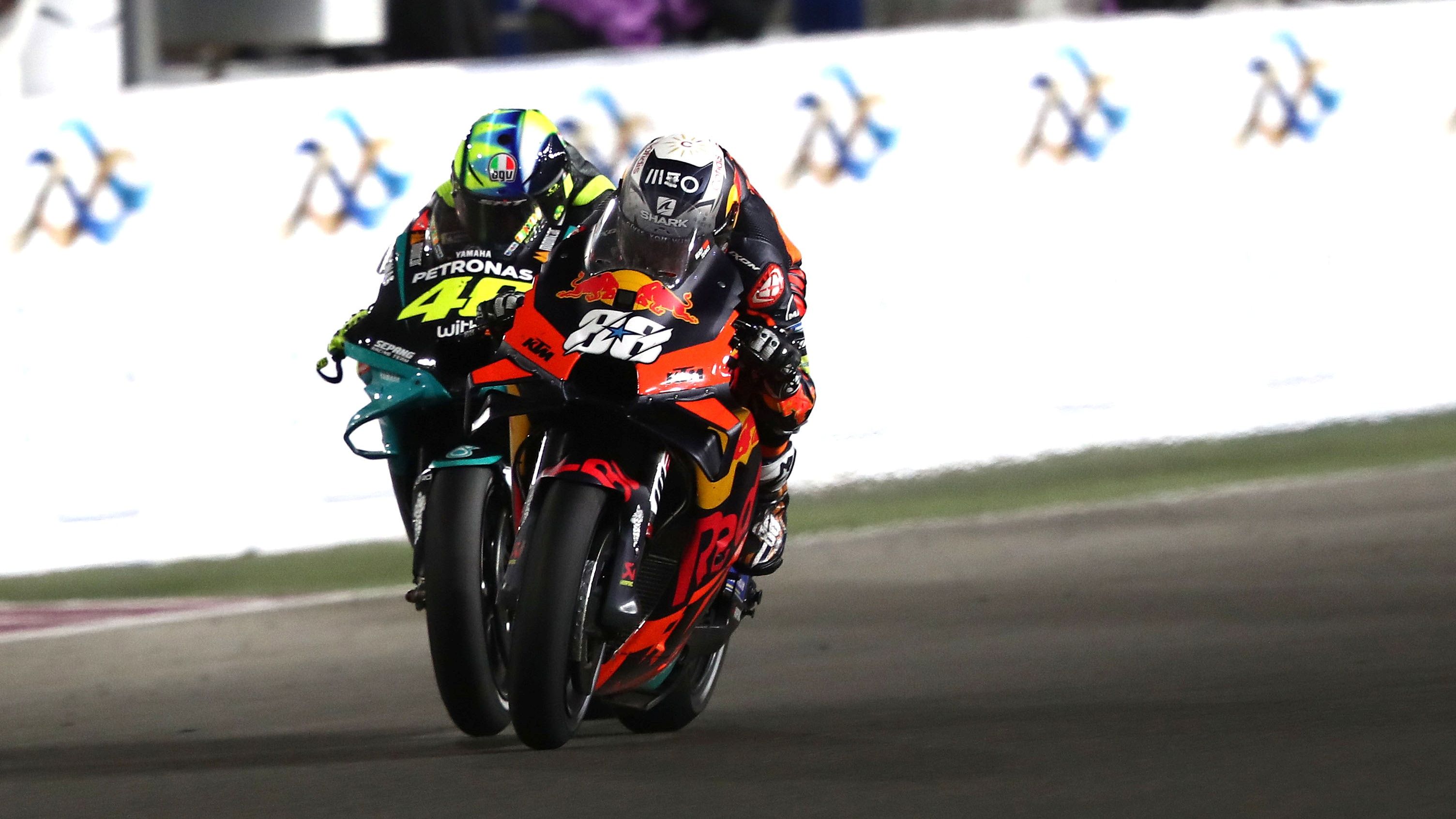 Valentino Rossi y Miguel Oliveira totalmente emparejados en la recta