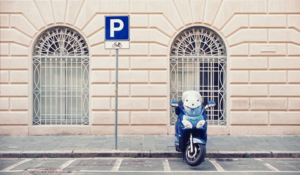 El estacionamiento de motos no siempre es tan sencillo en la ciudad. Fuente: iStock/marcoventuriniautieri