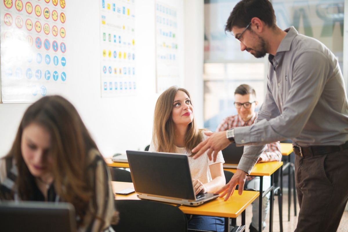 Una joven asistiendo al curso de recuperación de puntos del carnet. Fuente: iStock/ bokan76