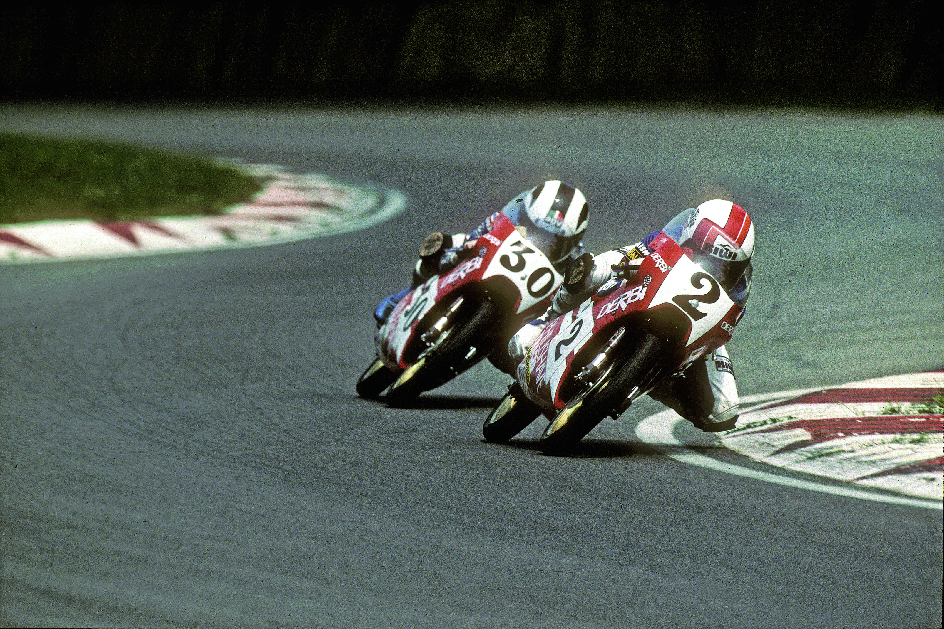 Aspar ganando a Nieto en 80 cc. Fuente Gold & Goose