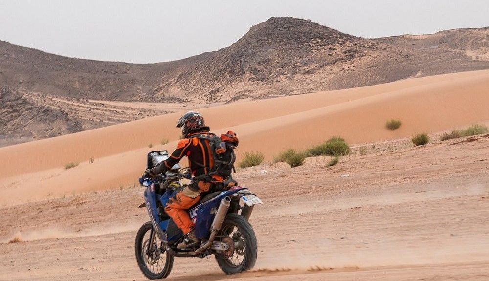 Motorista recorriendo Erg Chebbi. Fuente: iStock/Salvador-Aznar Motorista recorriendo Erg Chebbi. Fuente: iStock/Salvador-Aznar