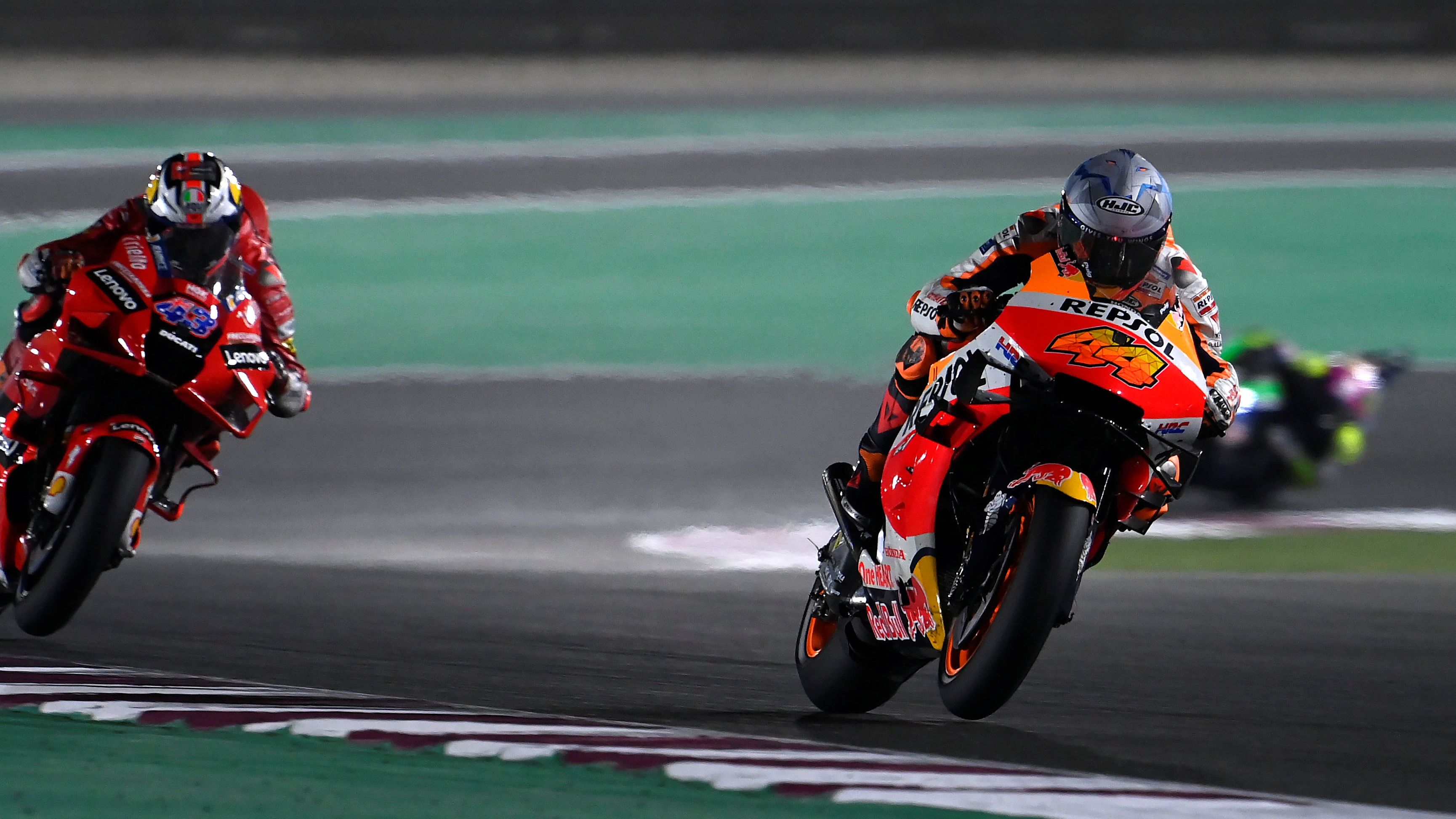 Pol Espargaró se escapa de Jack Miller en la carrera de Qatar 2021