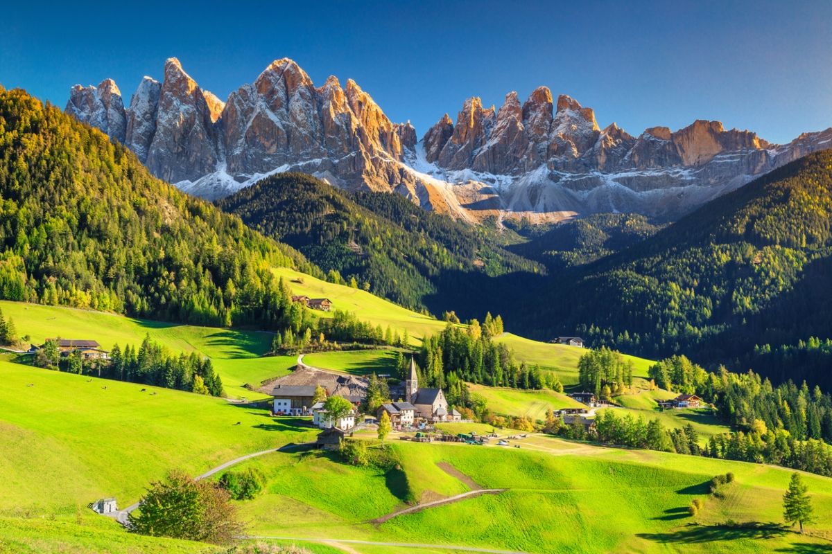 Escena de los Alpes, un paisaje ideal para recorrer en moto. Fuente: iStock/Janoka82