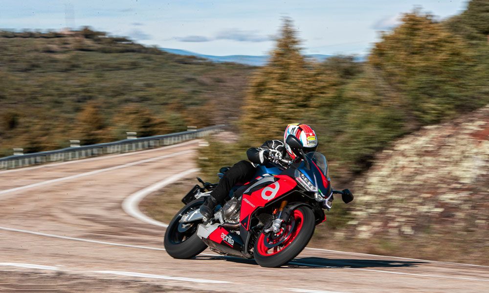 Aprilia RS 660: La línea agresiva y los llamativos colores delatan a esta pequeña deportiva desde lejos, pero la sorpresa viene cuando la pruebas