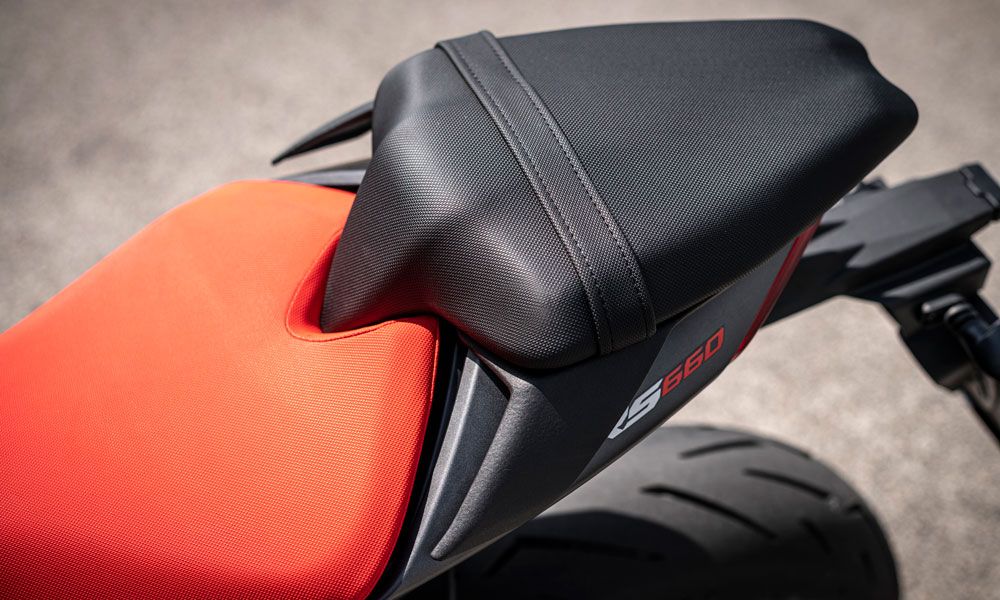 Aprilia RS 660: El colín es minimalista y ofrece una tapa accesoria para dejarlo monoplaza.