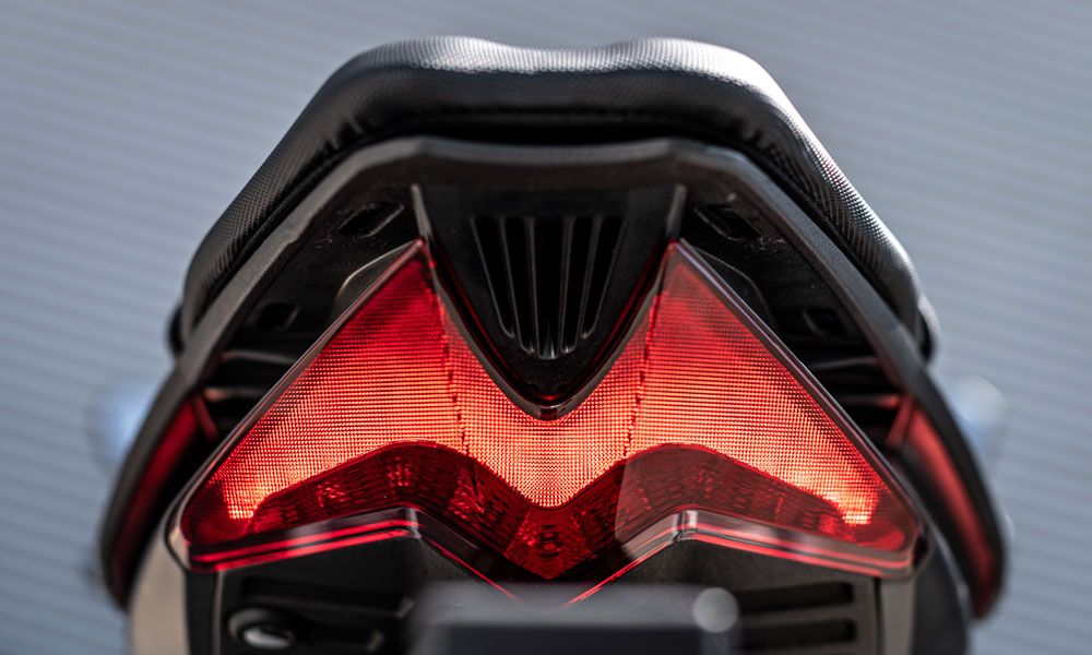 Aprilia RS 660: El afilado colín tiene una llamativa luz de led y unas pequeñas asas para el pasajero, el portamatrícula se quita fácilmente para usarla en circuito