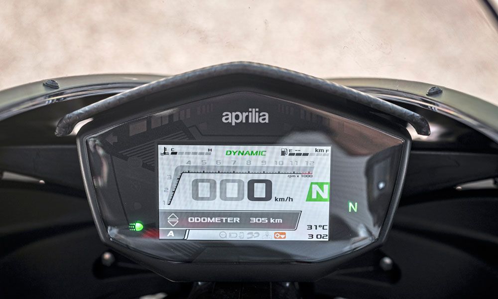 Aprilia RS 660: La instrumentación TFT a color es la ventana al completo menú y a los ajustes de los modos