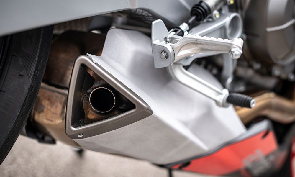 Aprilia RS 660: El escape tiene una salida corta debajo del basculante.