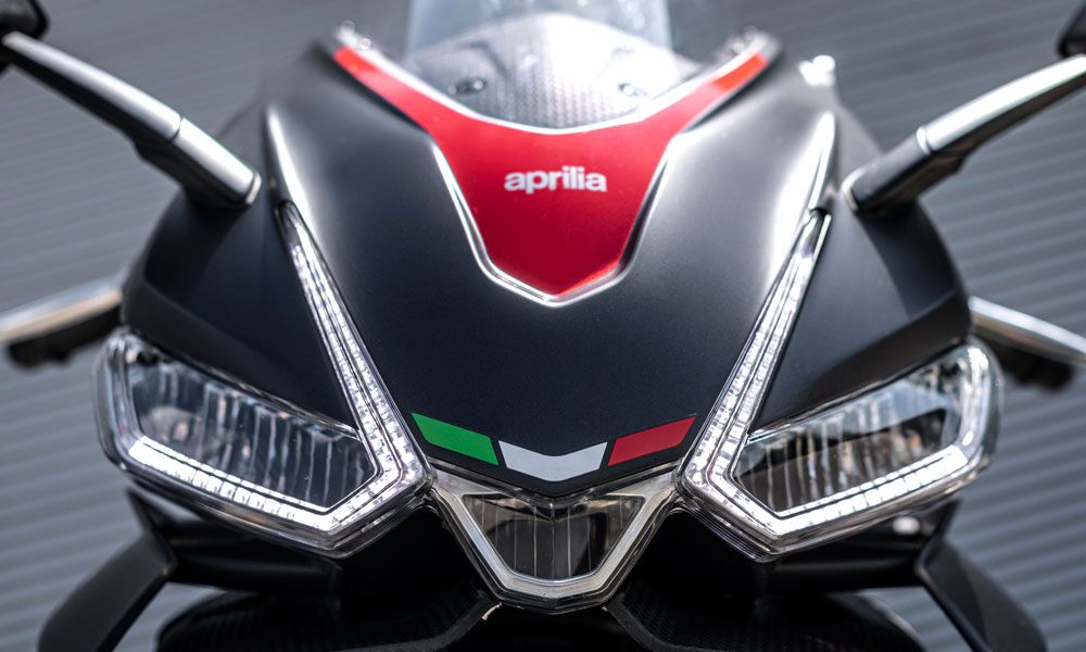 Aprilia RS 660: La iluminación cambia según las condiciones ambientales y los led del DRL la hacen muy visible durante el día.