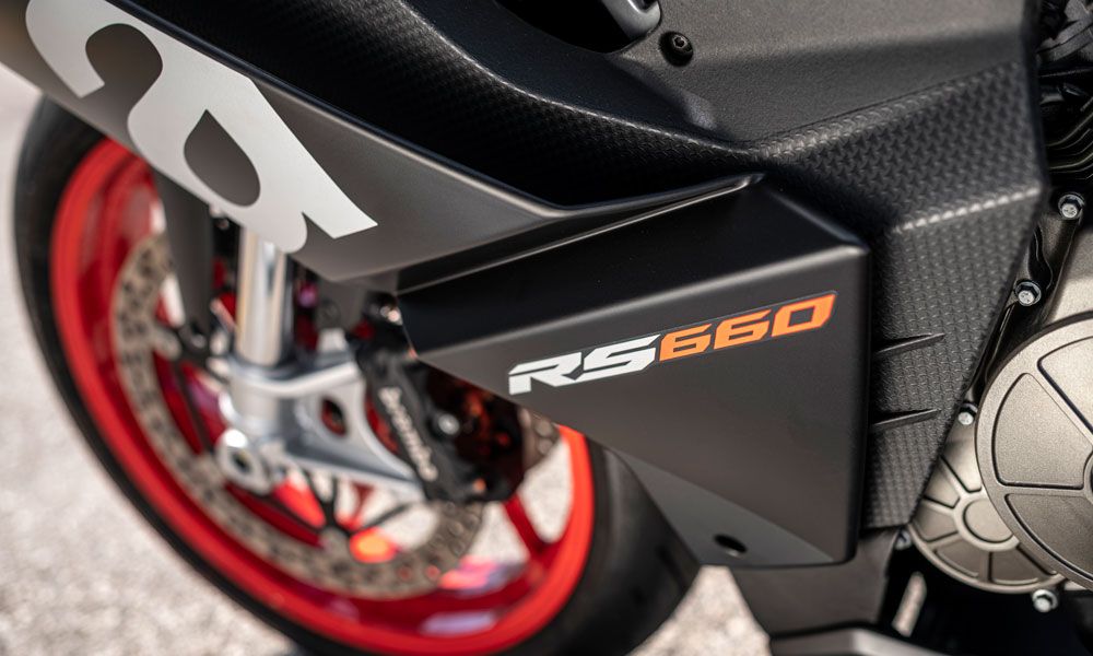 Aprilia RS 660: El carenado de doble pared ha sido desarrollado con un programa de CFD para conseguir una buena aerodinámica y para evacuar el calor del motor.