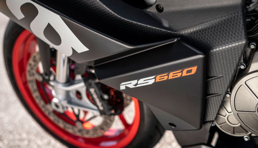 Aprilia RS 660: El carenado de doble pared ha sido desarrollado con un programa de CFD para conseguir una buena aerodinámica y para evacuar el calor del motor. Aprilia RS 660: El carenado de doble pared ha sido desarrollado con un programa de CFD para conseguir una buena aerodinámica y para evacuar el calor del motor.