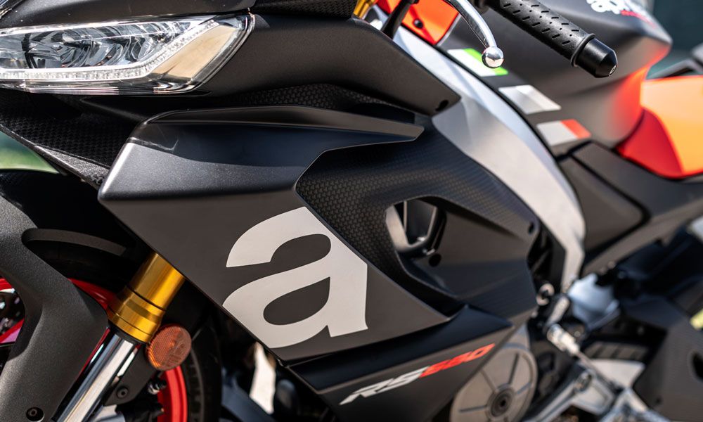 Aprilia RS 660: La iluminación cambia según las condiciones ambientales y los led del DRL la hacen muy visible durante el día.