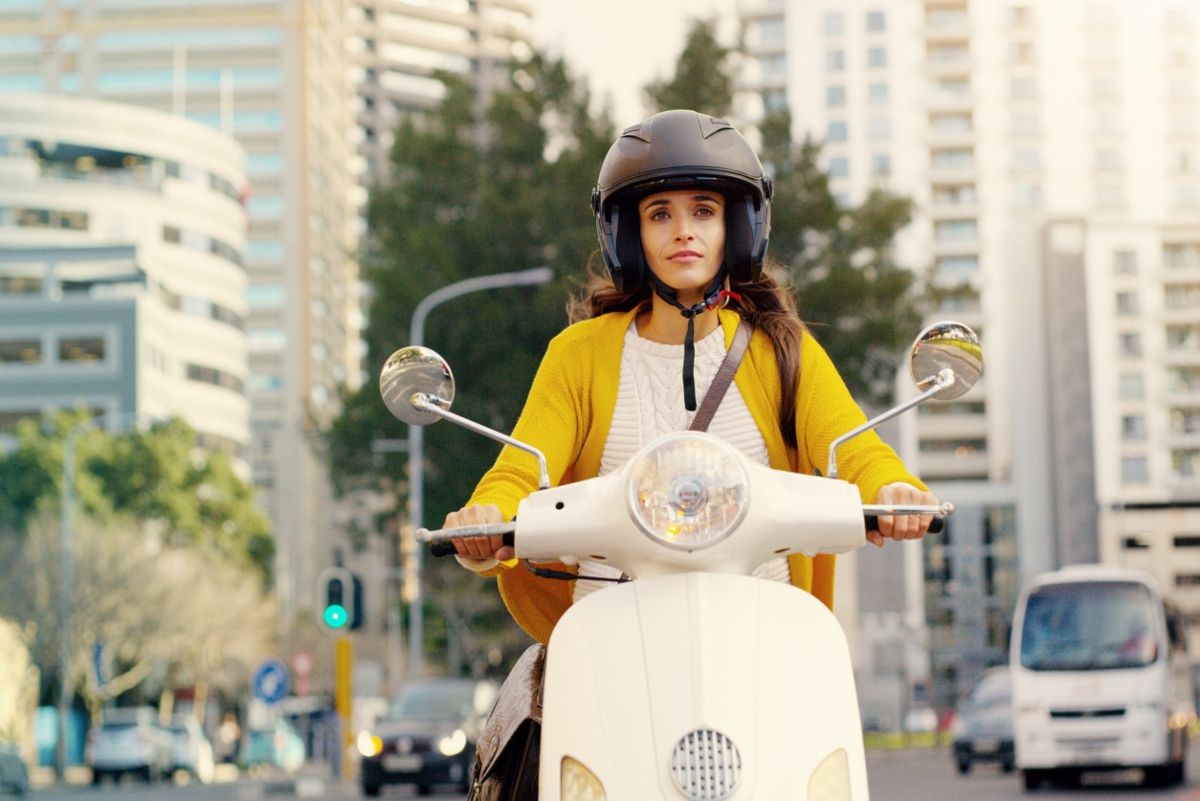 Una chica conduciendo un ciclomotor. Fuente: iStock/ PeopleImages