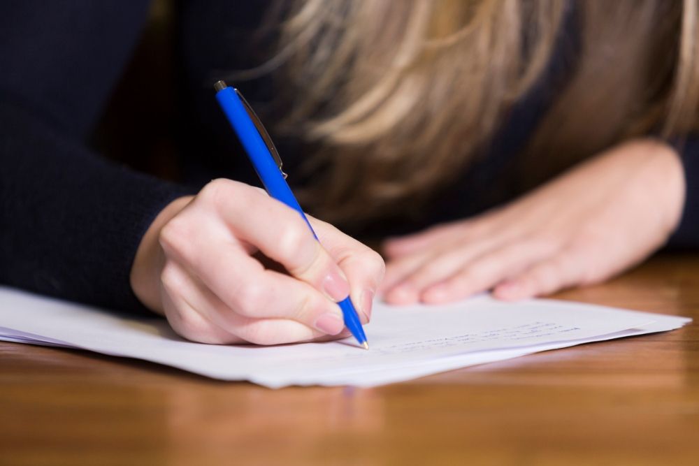 Una joven rellena la solicitud para el carnet de ciclomotor. Fuente: iStock / princigalli