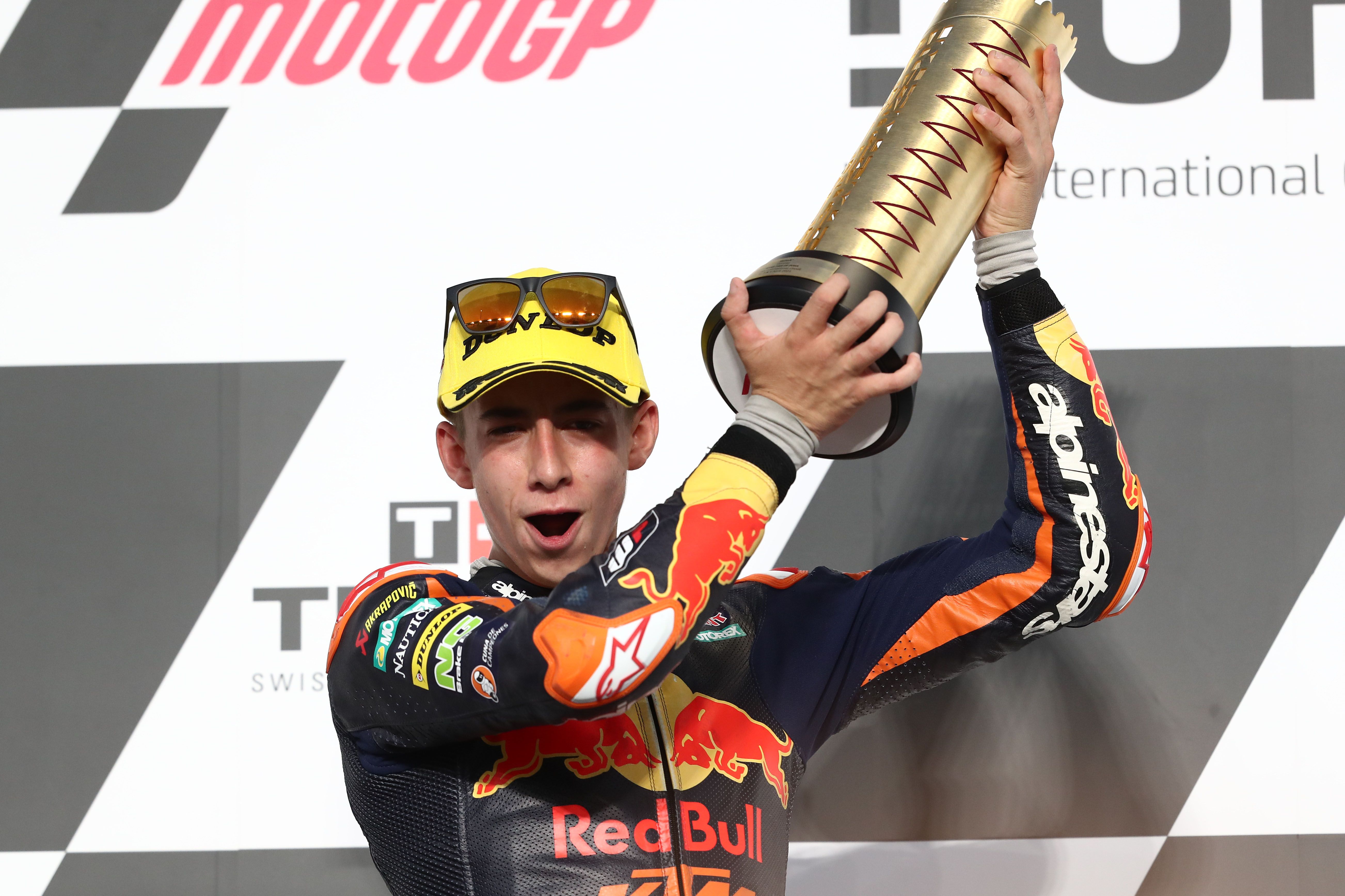 Pedro Acosta celebra su primera victoria en el podio del Gran Premio de Doha.