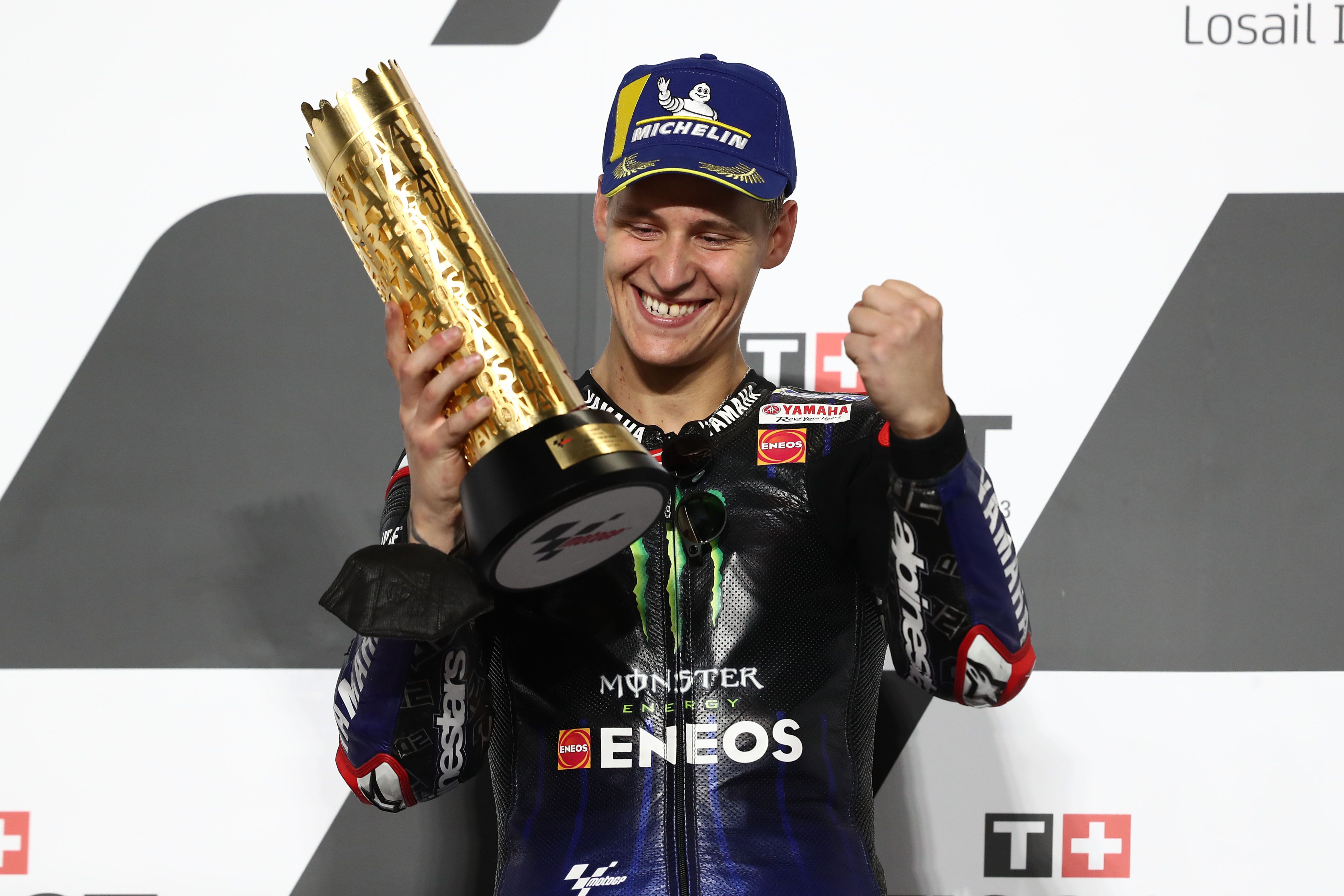 Fabio Quartararo celebra la victoria en el podio del Gran Premio de Doha.