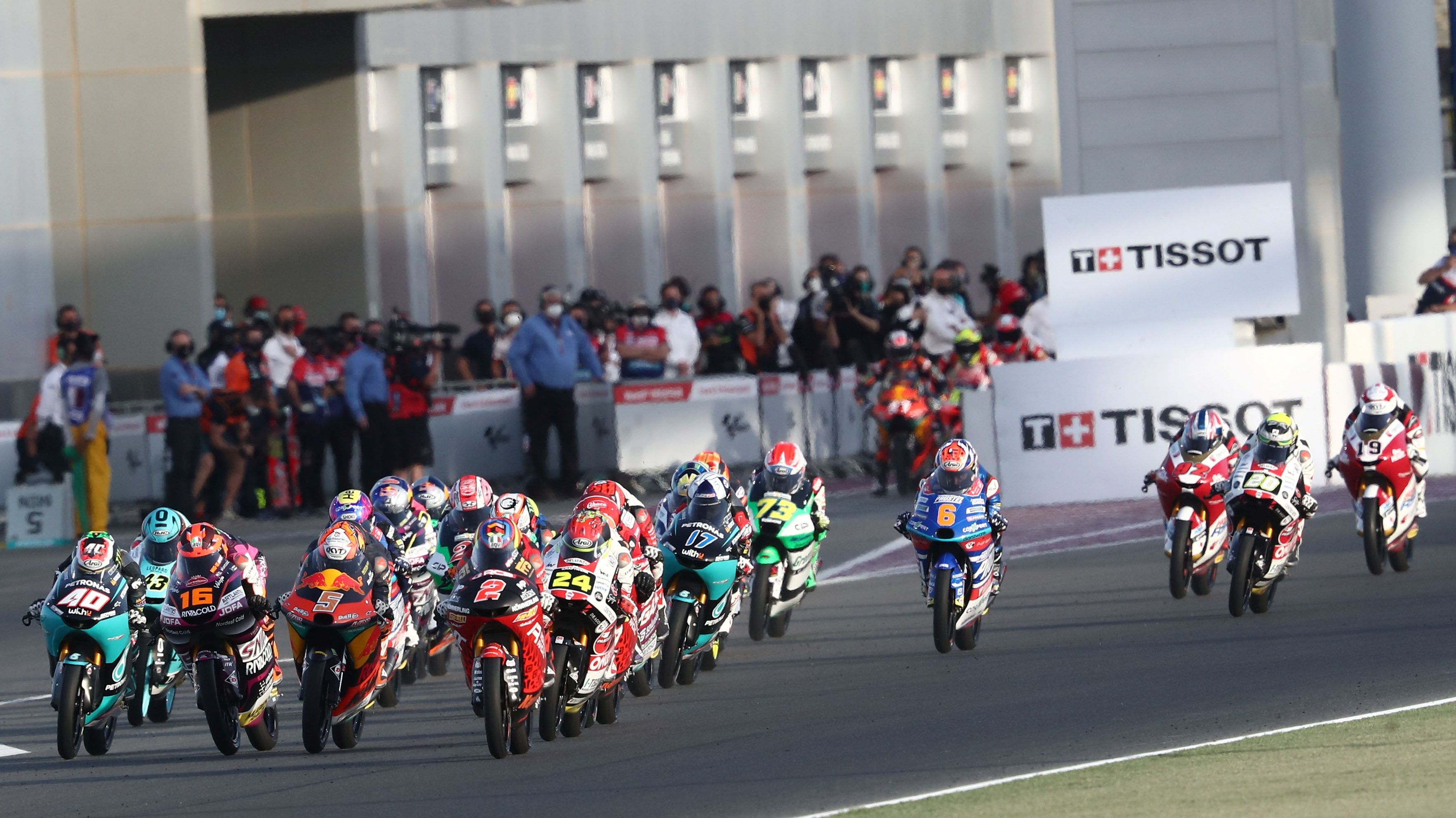 Frenada de la primera curva de Moto3 con varios pilotos esperando en el pit lane