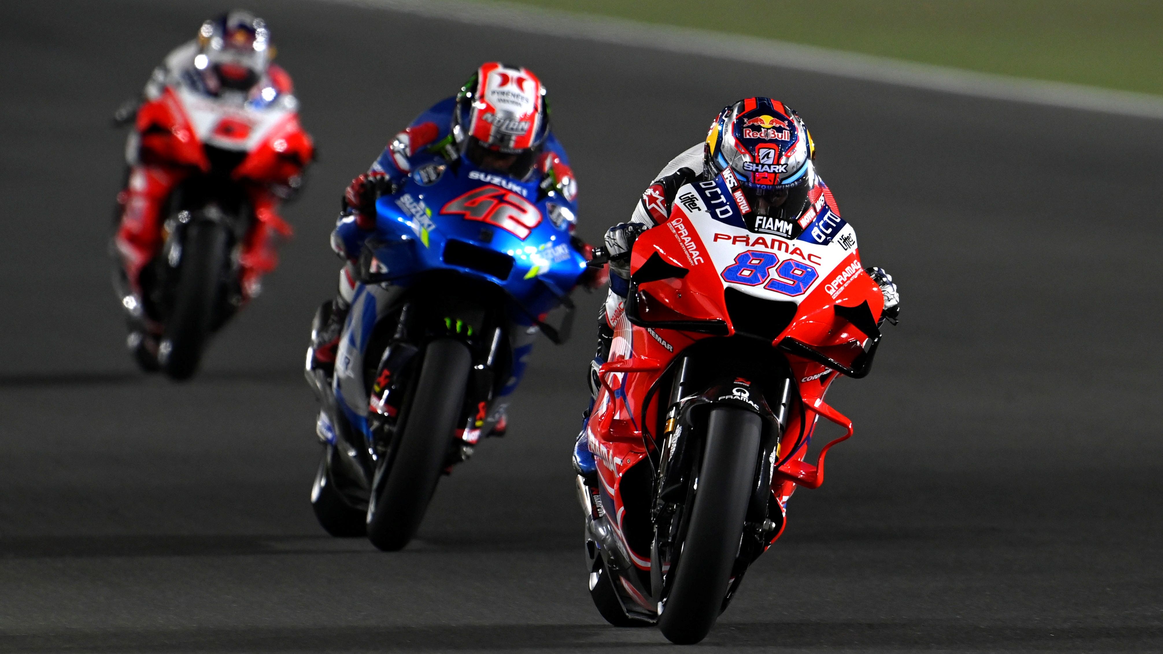 Jorge Martín con Álex Rins pegado y Johann Zarco más atrás