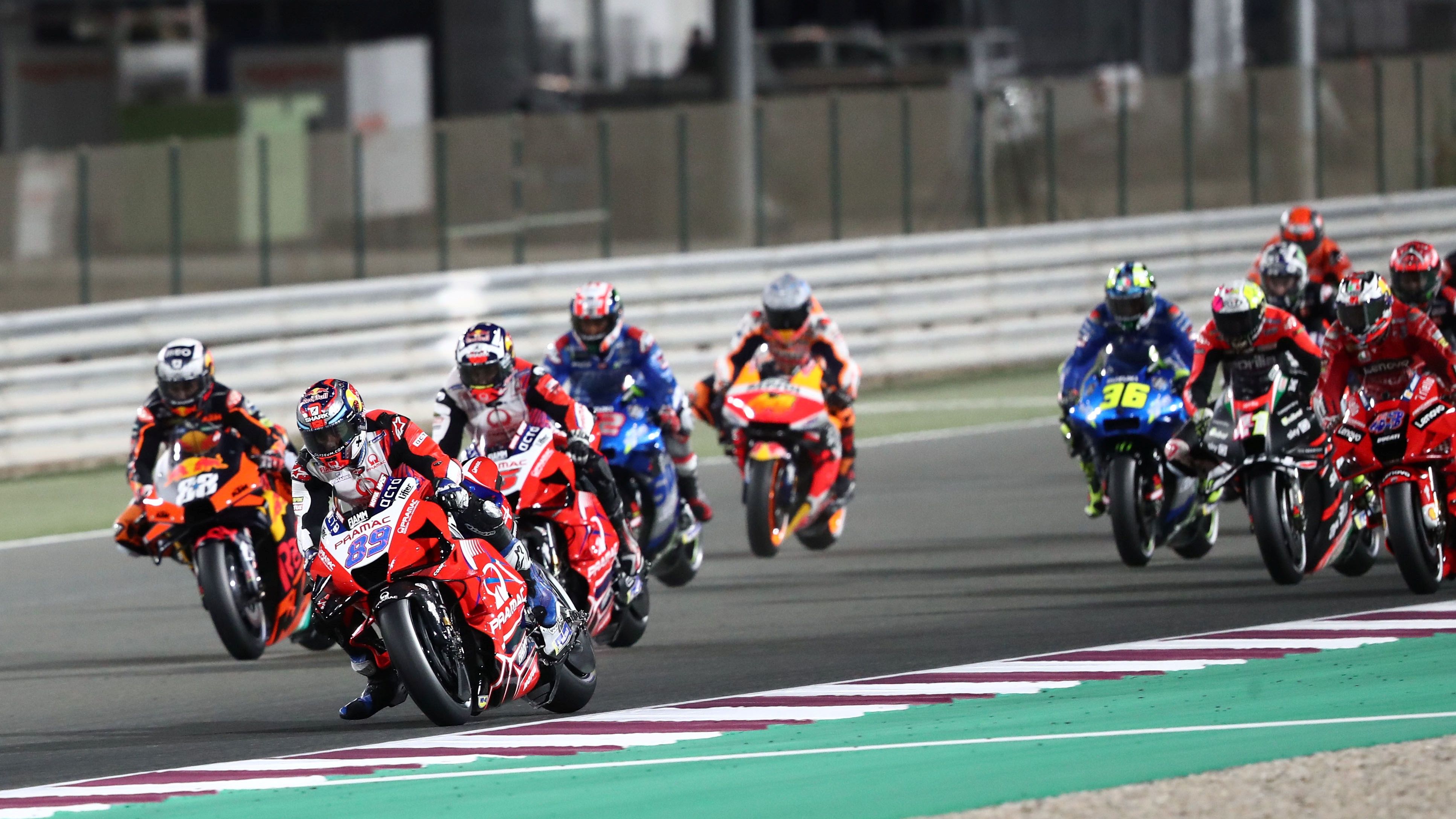 Jorge Martín llega destacado a la primera curva seguido por Johann Zarco y Miguel Oliveira