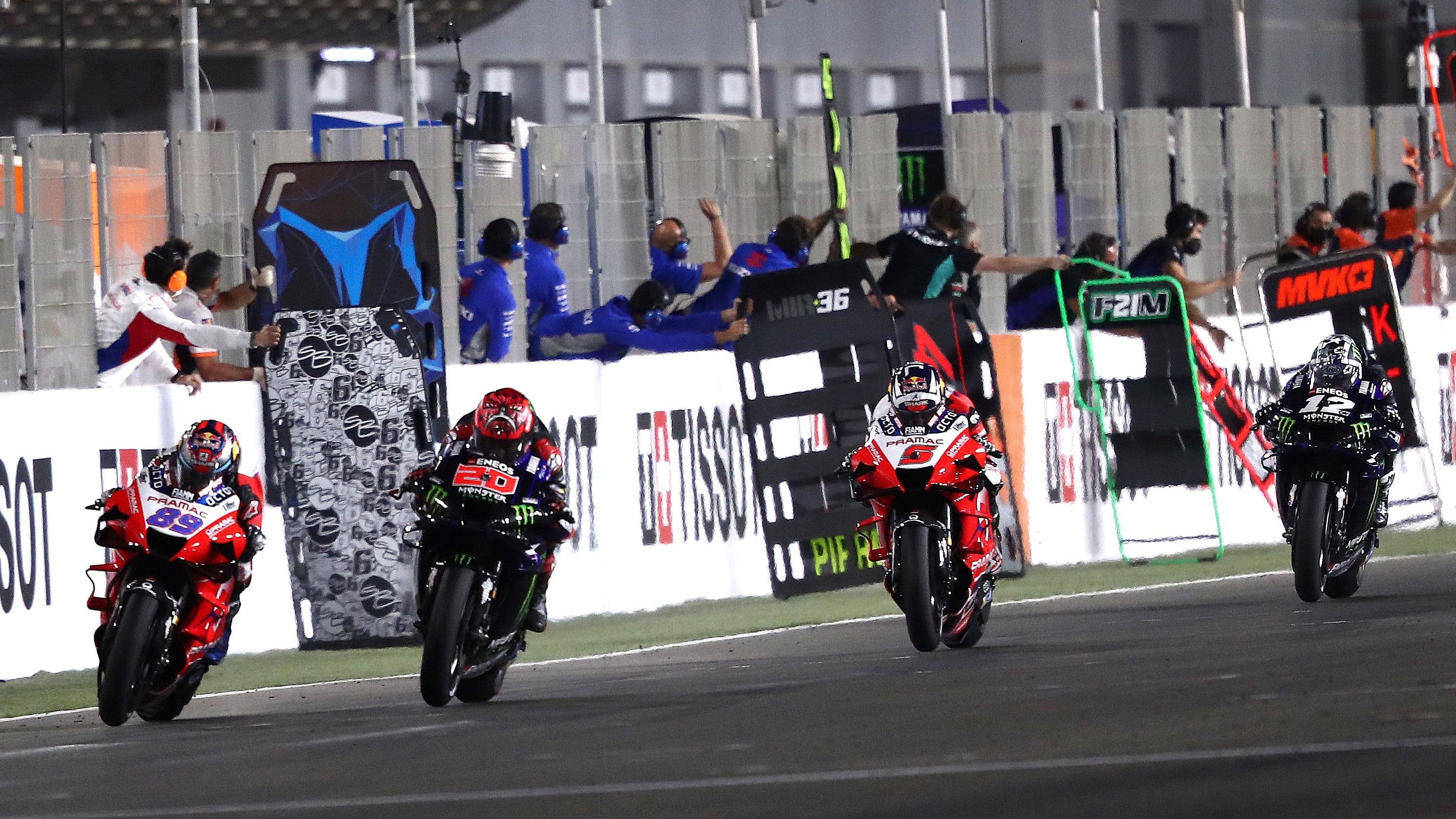 Jorge Martín perseguido por Fabio Quartararo, Johann Zarco y Maverick Viñales
