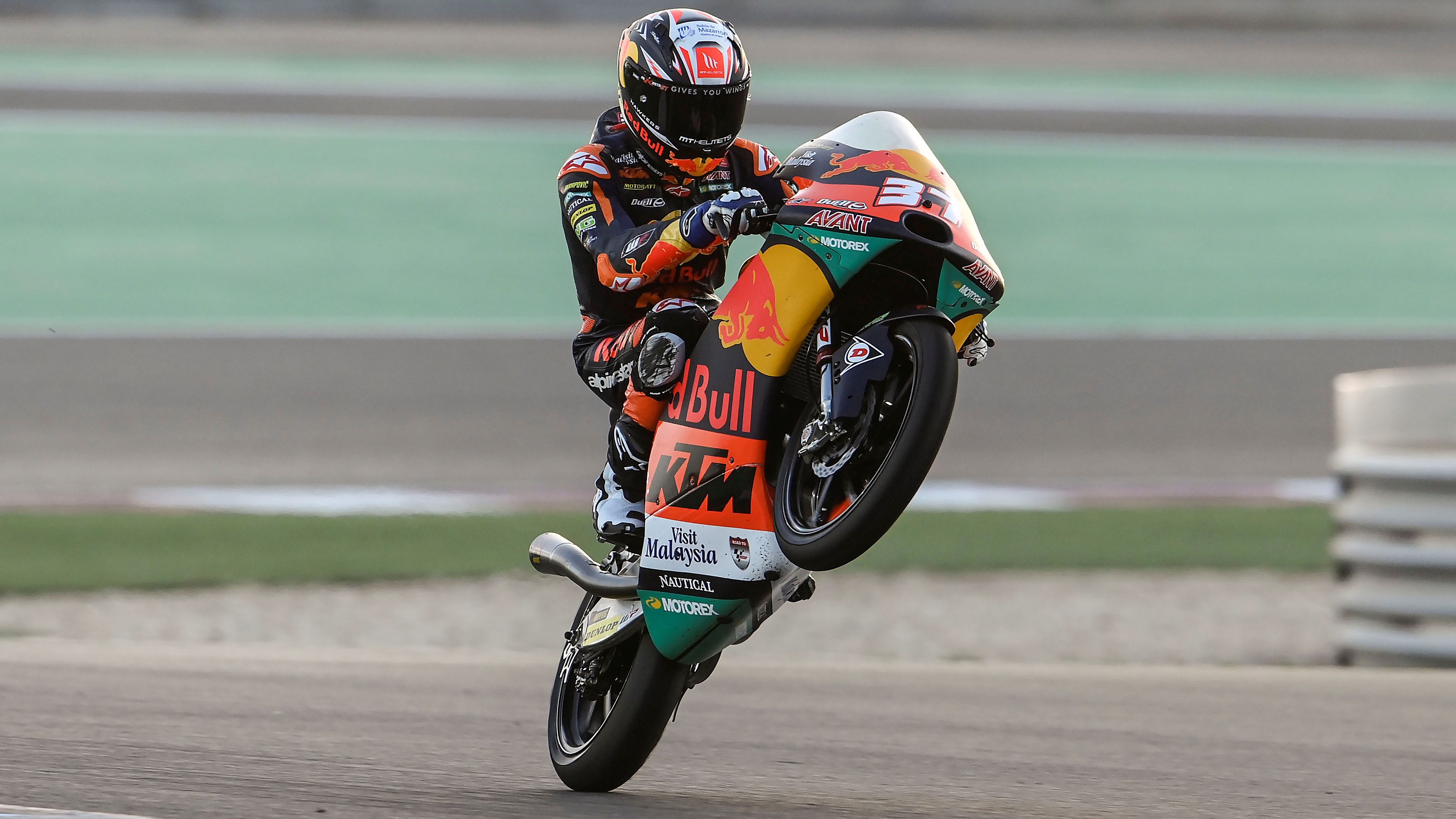 Pedro Acosta festeja su histórica victoria tras salir desde el pit lane