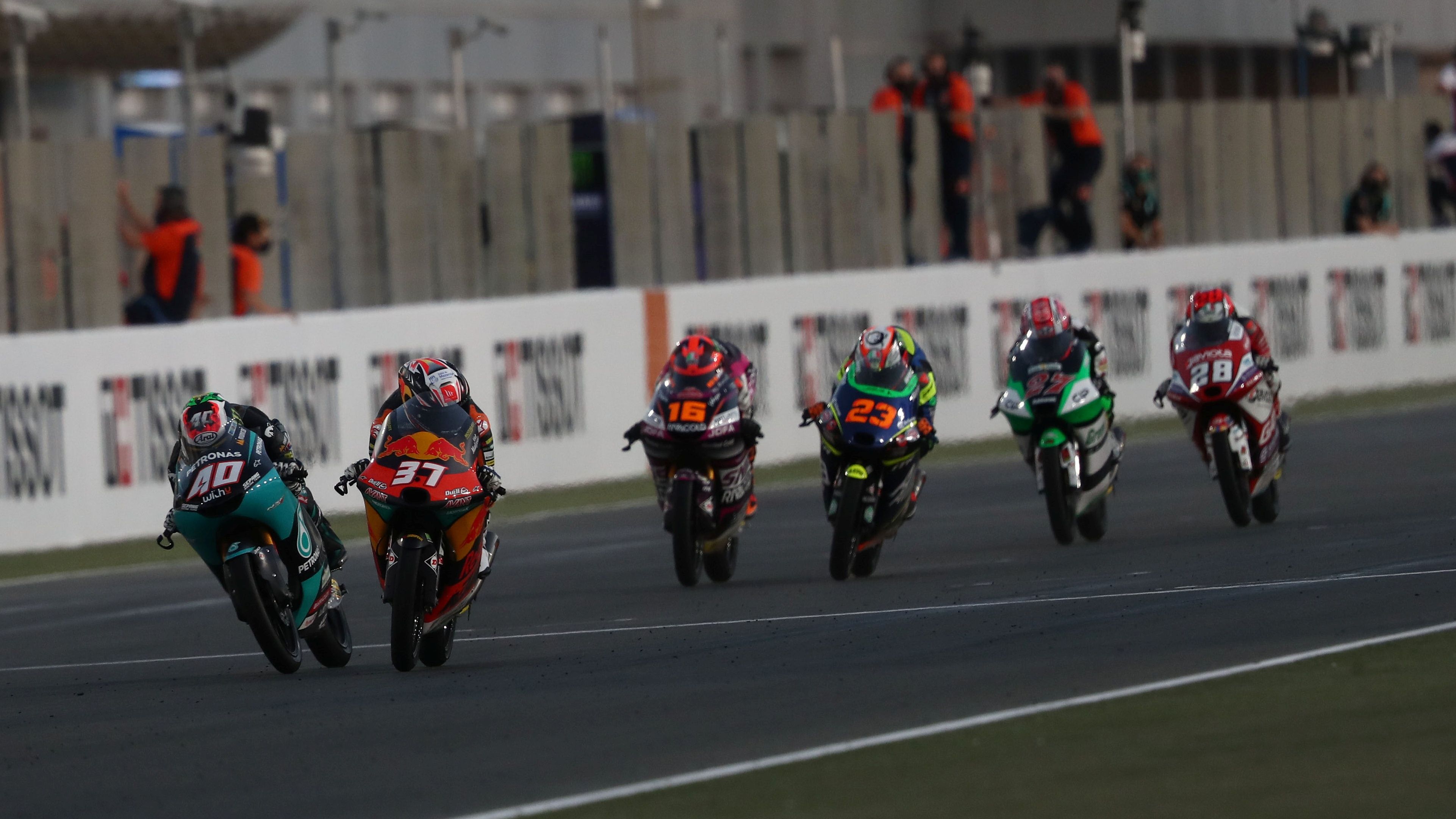 Pedro Acosta se impone a Darryn Binder y Niccolò Antonelli a Andrea Migno, Kaito Toba e Izan Guevara