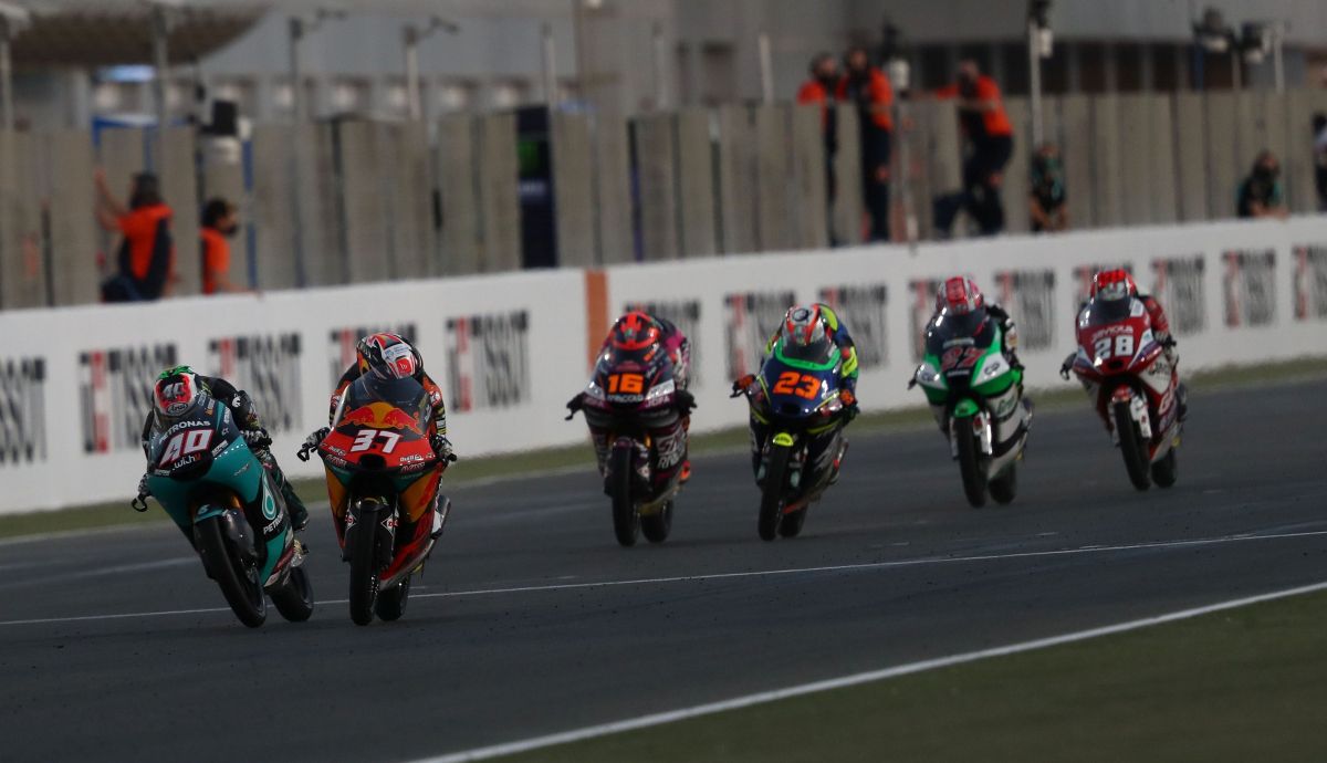 Pedro Acosta se impone a Darryn Binder y Niccolò Antonelli a Andrea Migno, Kaito Toba e Izan Guevara Pedro Acosta se impone a Darryn Binder y Niccolò Antonelli a Andrea Migno, Kaito Toba e Izan Guevara