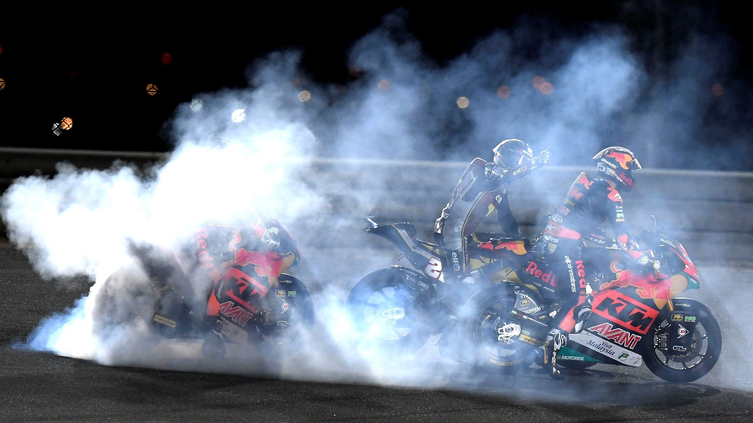 Remy Gardner, Sam Lowes y Raúl Fernández celebrando tras la carrera