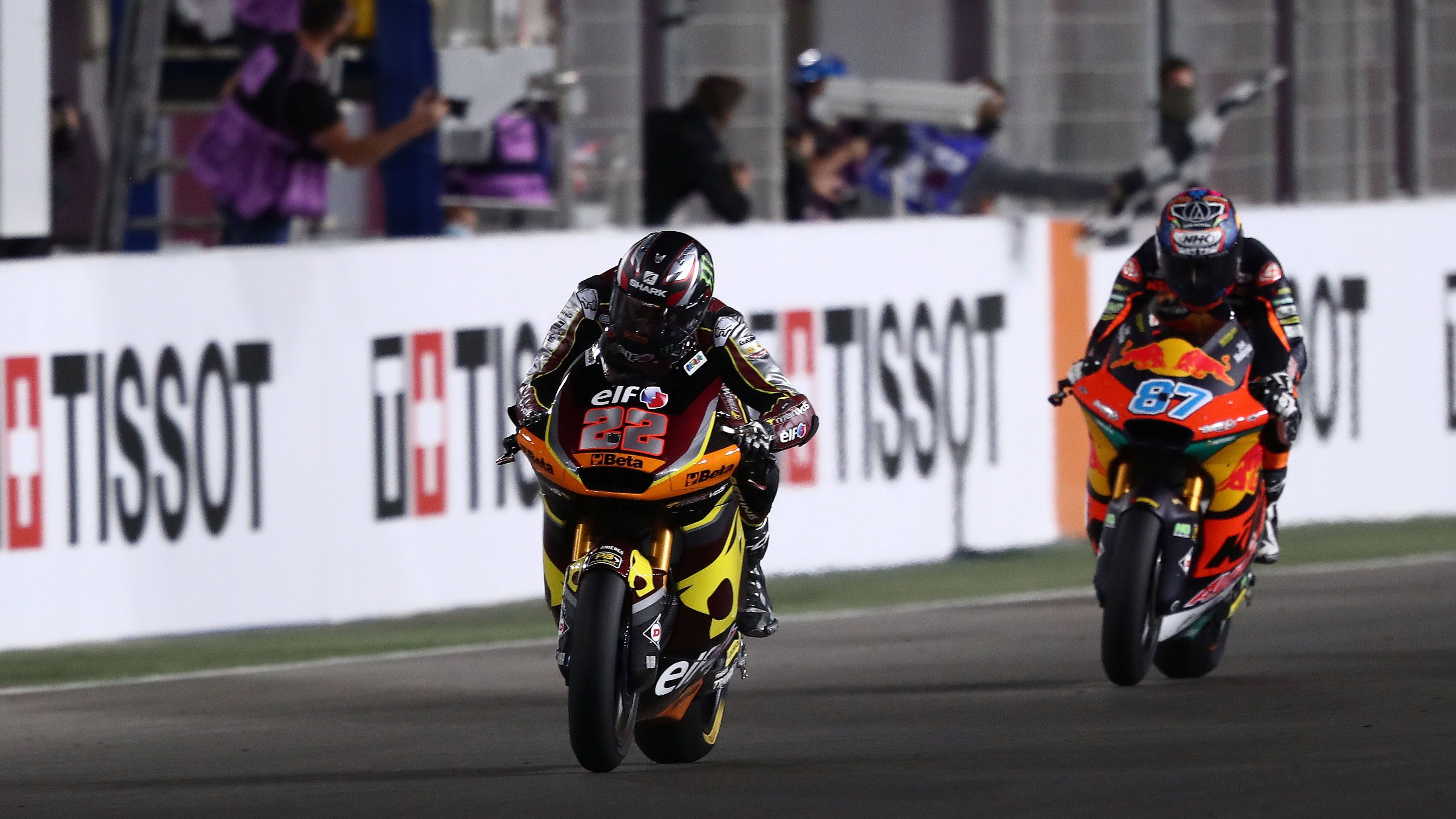 Sam Lowes se hace con la victoria ante la oposición de Remy Gardner