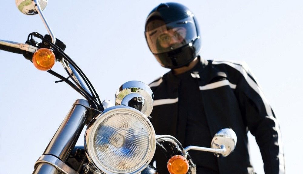 Motorista con chaqueta de cordura. Fuente: iStock/Marilyn Nieves Motorista con chaqueta de cordura. Fuente: iStock/Marilyn Nieves