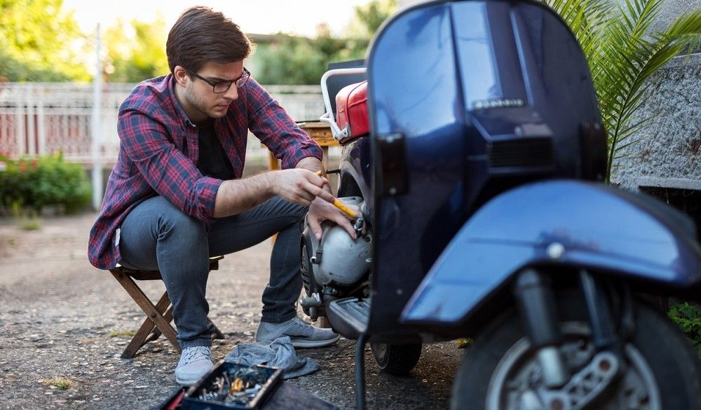 En la preparación del scooter hay que revisar algunas zonas claves. Fuente: iStock/chabybucko 