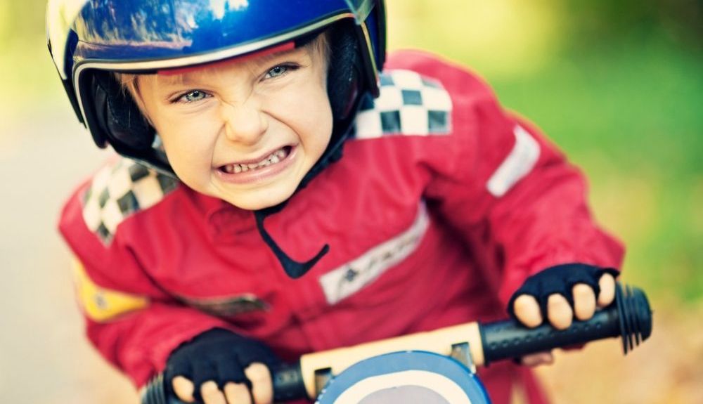Un niño preparado para una competición de motos infantil. Fuente: iStock / Imgorthand Un niño preparado para una competición de motos infantil. Fuente: iStock / Imgorthand
